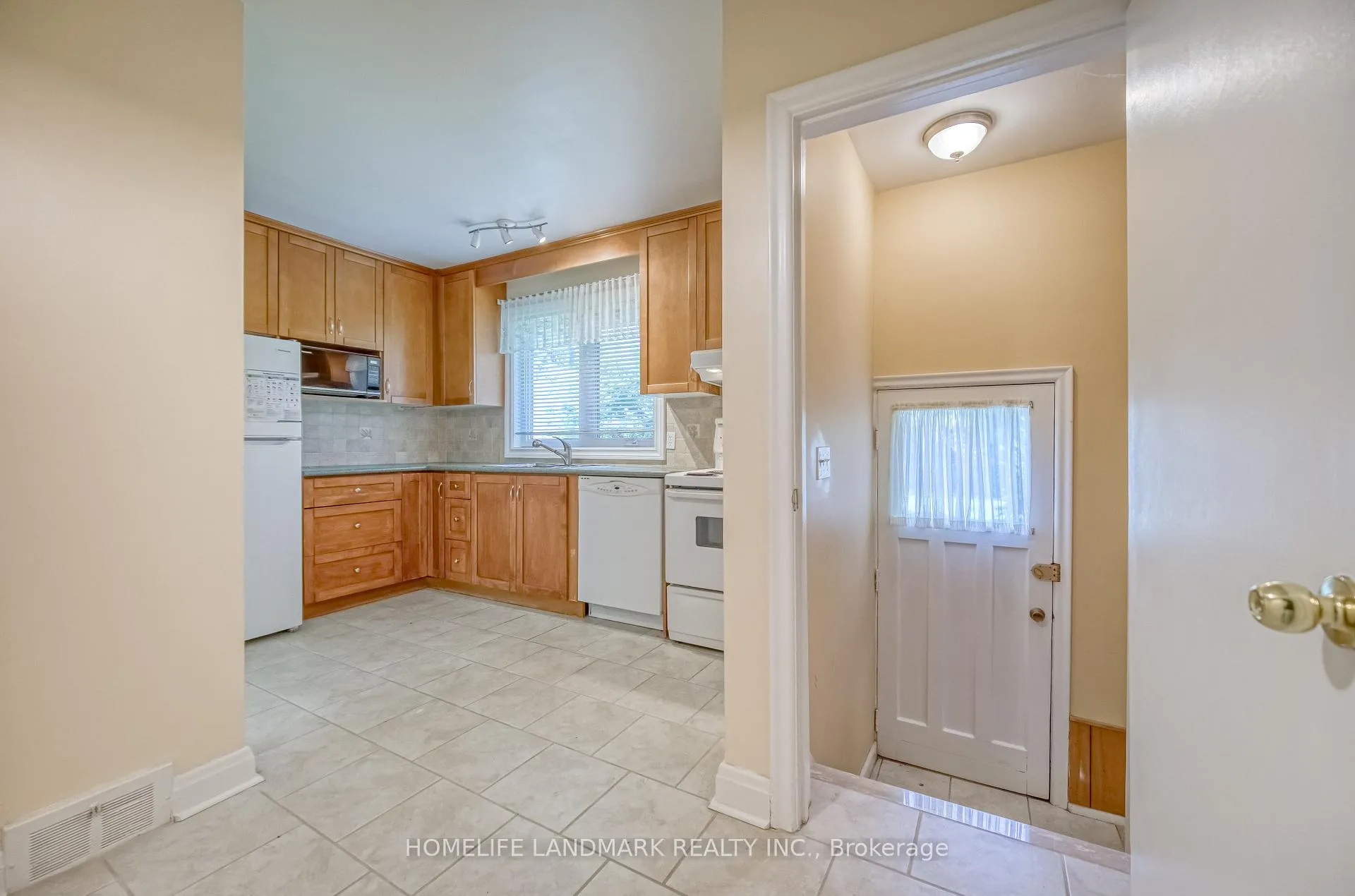 Photo 11 of 425 Maple Grove Drive, Oakville, Ford — HOMEH