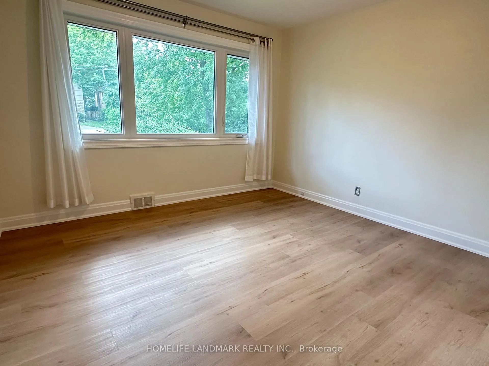 Photo 14 of 425 Maple Grove Drive, Oakville, Ford — HOMEH