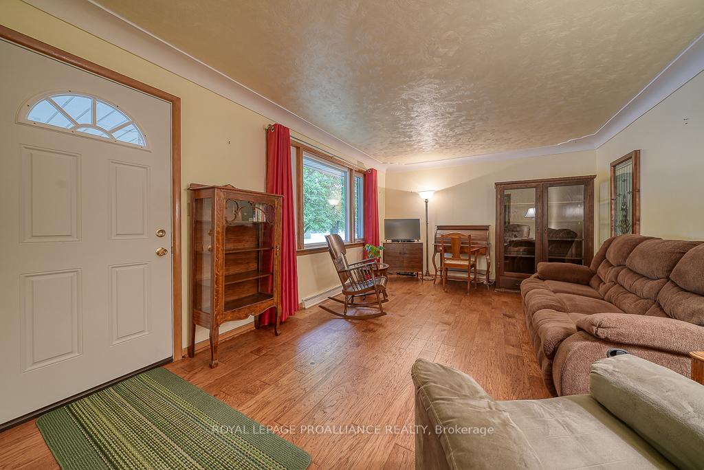 Photo 2 of 335 Delcrest Avenue E, Norfolk, Delhi — HOMEH