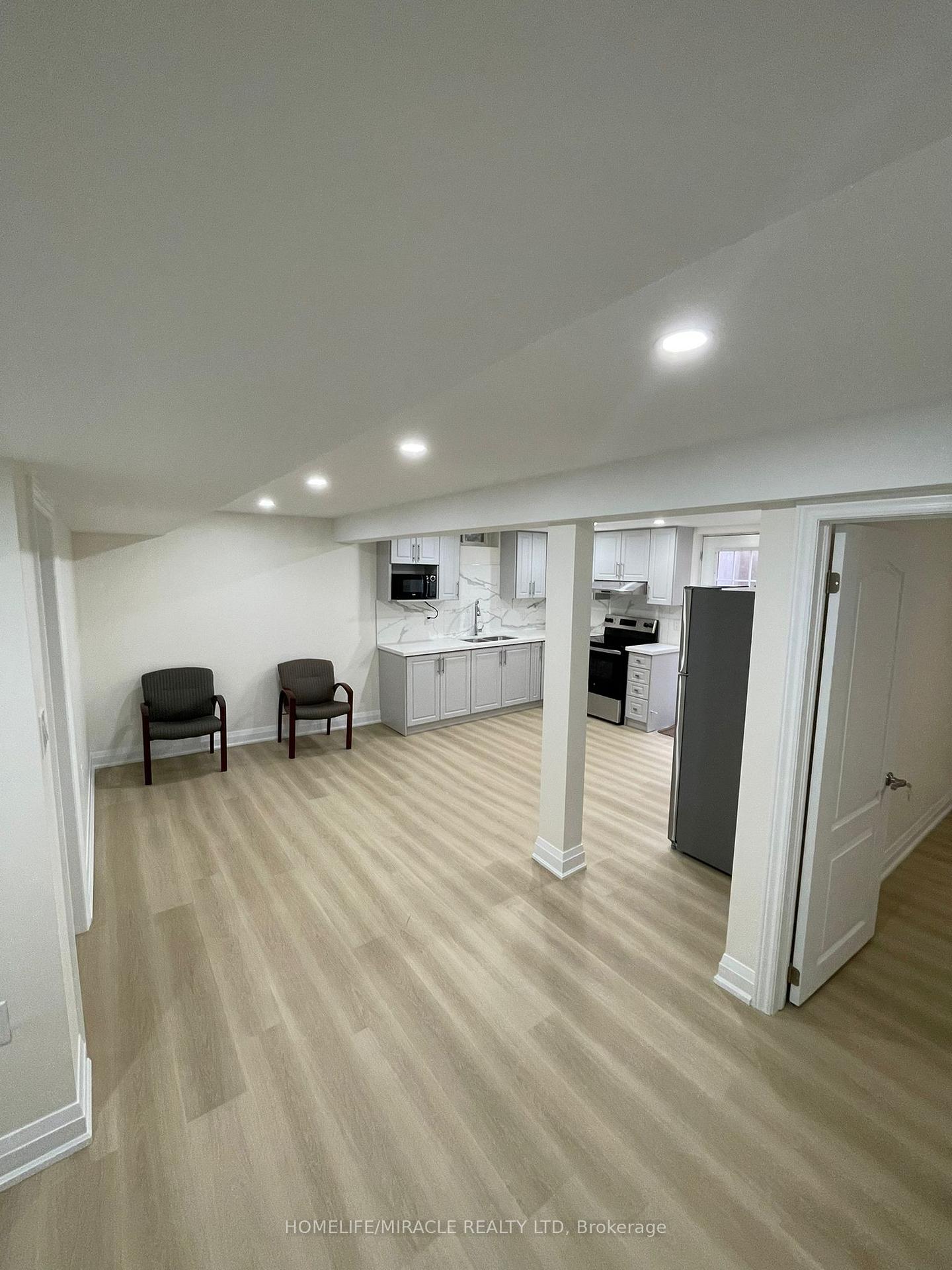 Photo 2 of 4602 Bismark Crescent, Mississauga, Hurontario — HOMEH