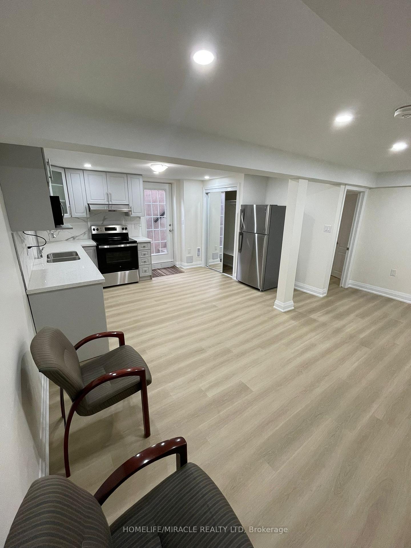 Photo 10 of 4602 Bismark Crescent, Mississauga, Hurontario — HOMEH