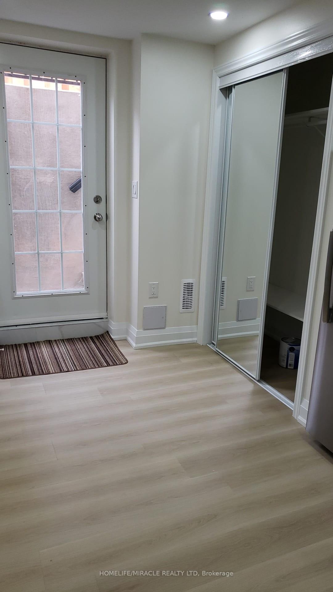 Photo 3 of 4602 Bismark Crescent, Mississauga, Hurontario — HOMEH