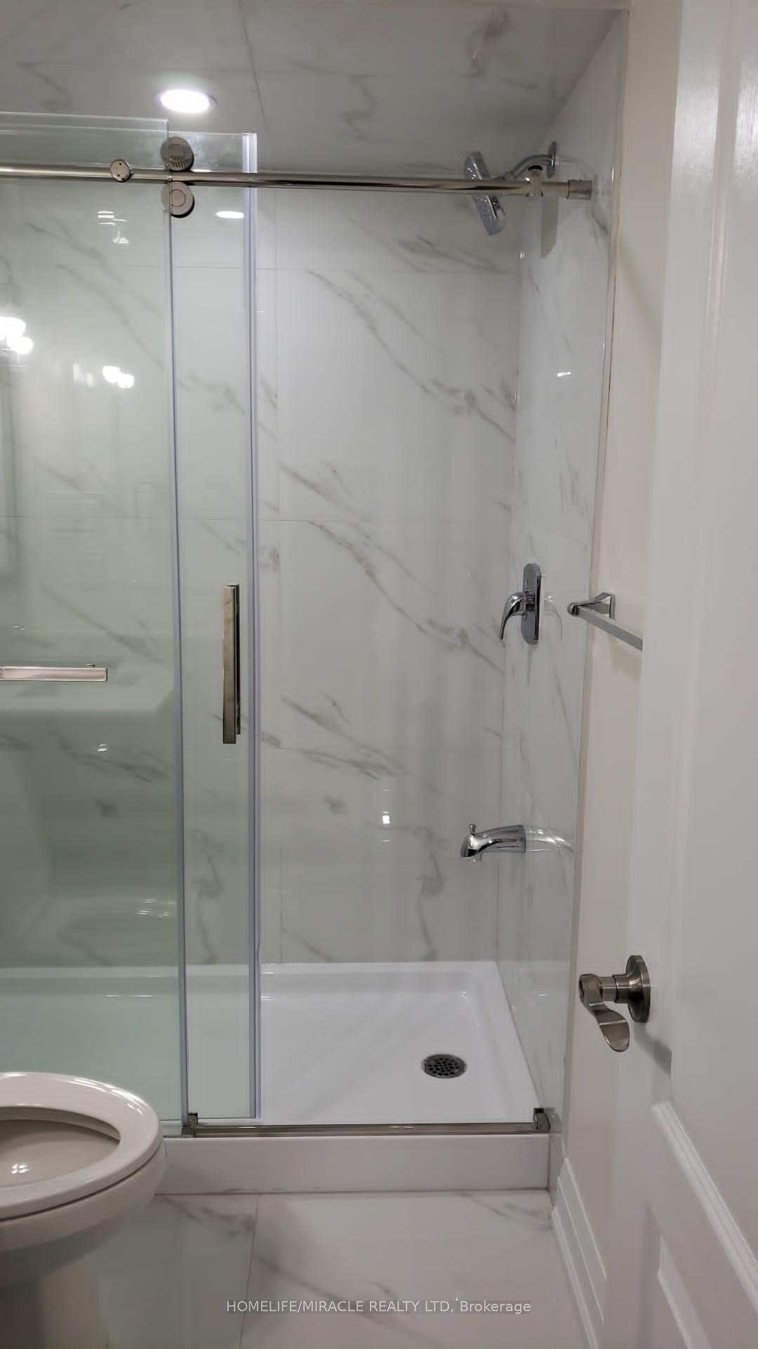 Photo 5 of 4602 Bismark Crescent, Mississauga, Hurontario — HOMEH