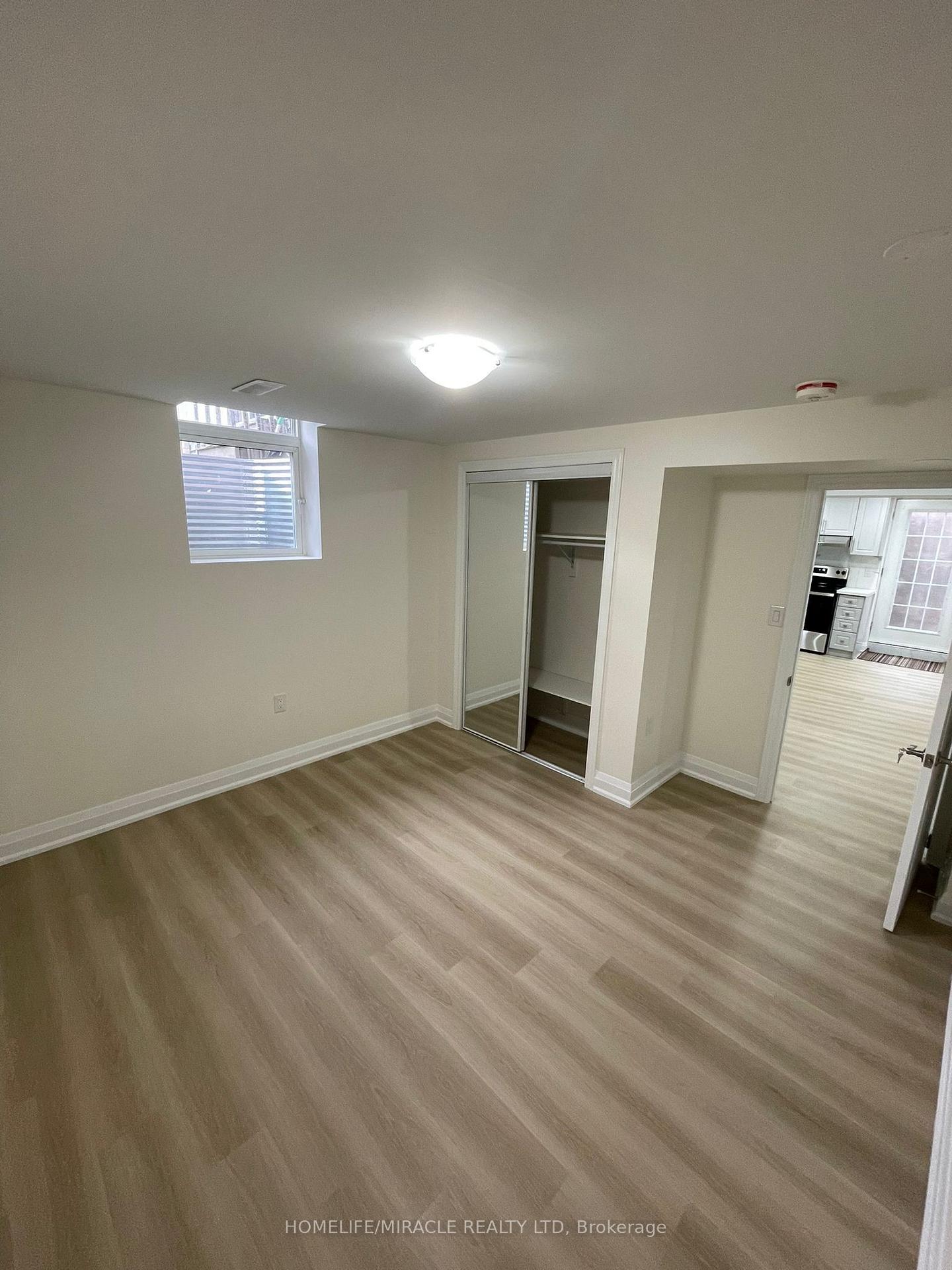 Photo 8 of 4602 Bismark Crescent, Mississauga, Hurontario — HOMEH