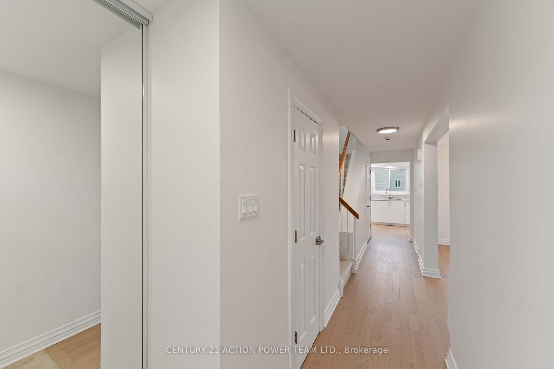 Photo 3 of Unit A, 427 Grassland Terrace, Ottawa, Queenswood Heights South — HOMEH