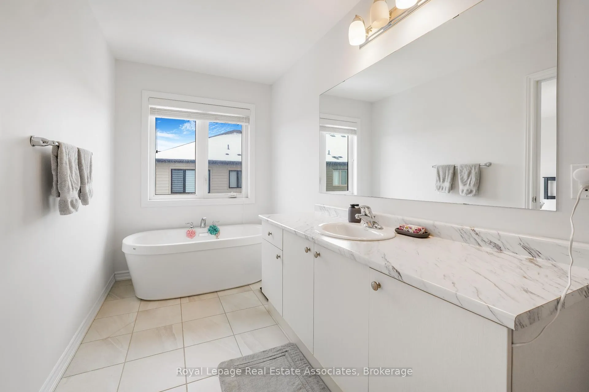 Photo 19 of 376 Wheat Boom Drive, Oakville, Joshua Meadows — HOMEH