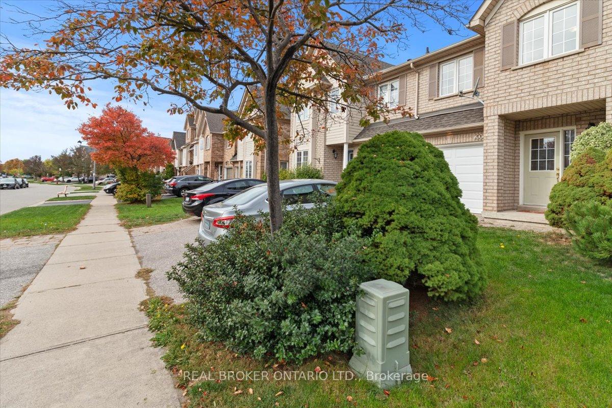 Photo 4 of 2069 Glenhampton Road, Oakville, Westmount — HOMEH