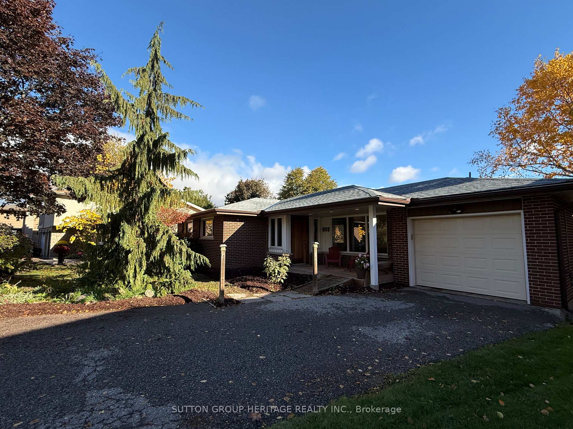 Photo 1 of 253 Fairlawn Court, Oshawa, McLaughlin — HOMEH