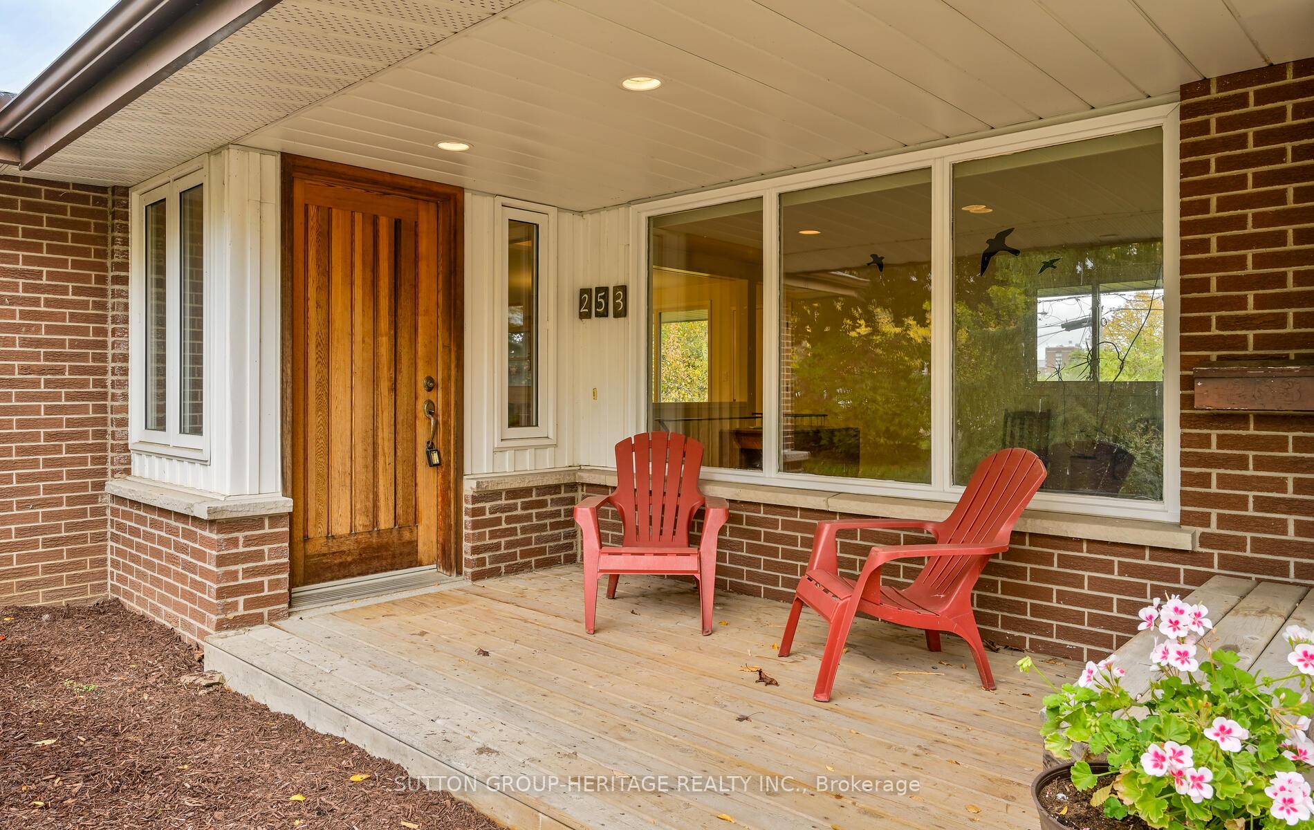 Photo 2 of 253 Fairlawn Court, Oshawa, McLaughlin — HOMEH