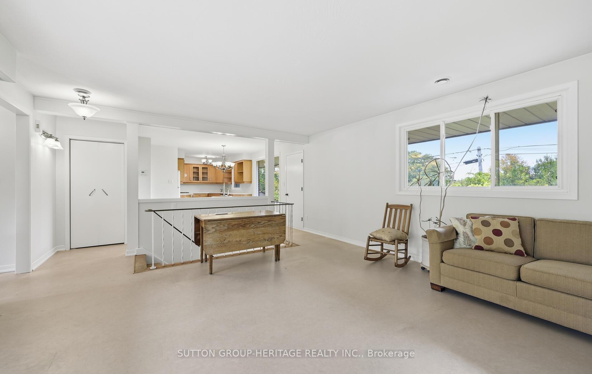 Photo 6 of 253 Fairlawn Court, Oshawa, McLaughlin — HOMEH