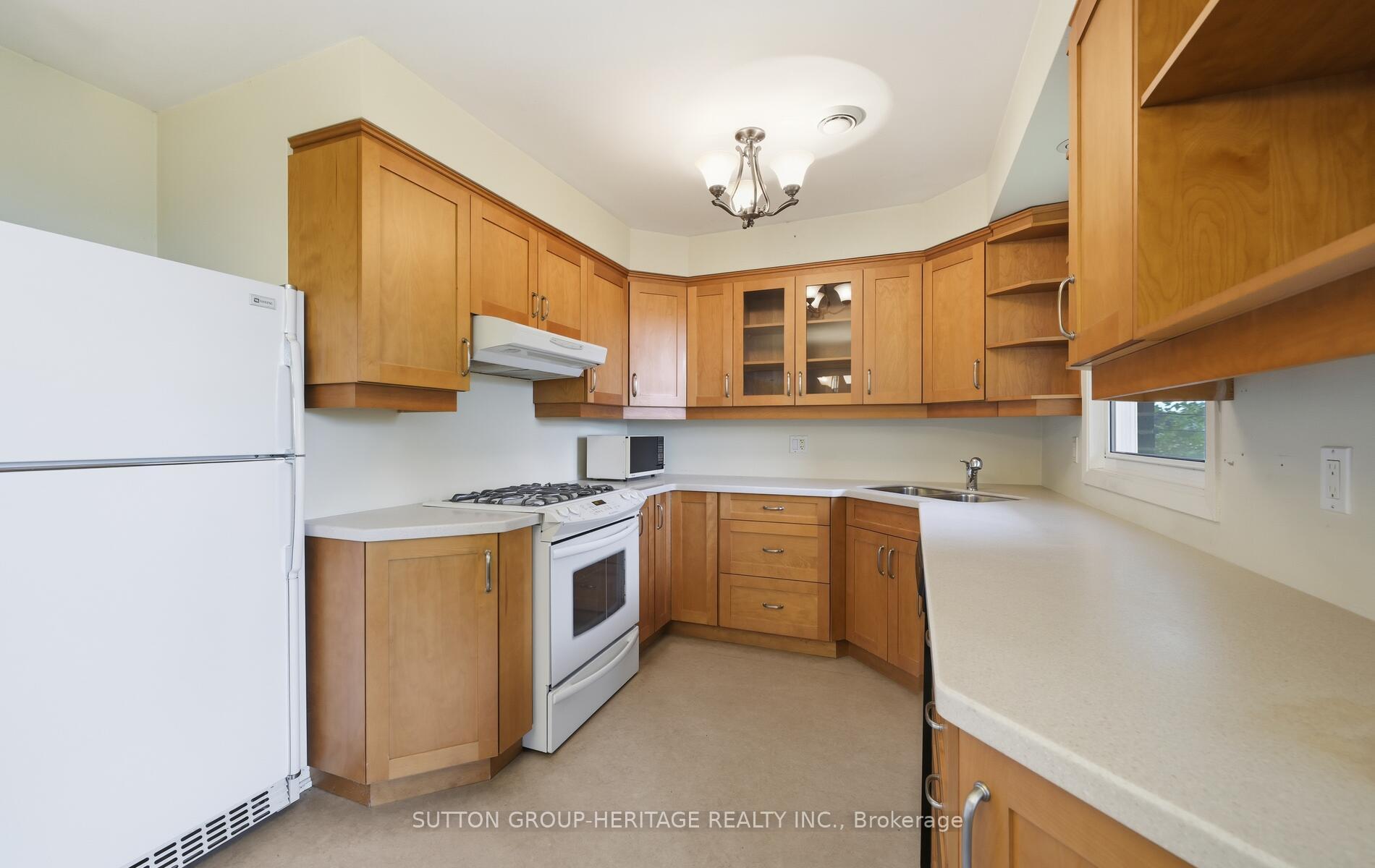 Photo 10 of 253 Fairlawn Court, Oshawa, McLaughlin — HOMEH