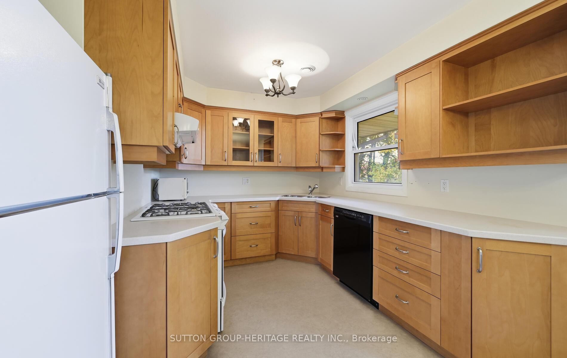 Photo 11 of 253 Fairlawn Court, Oshawa, McLaughlin — HOMEH