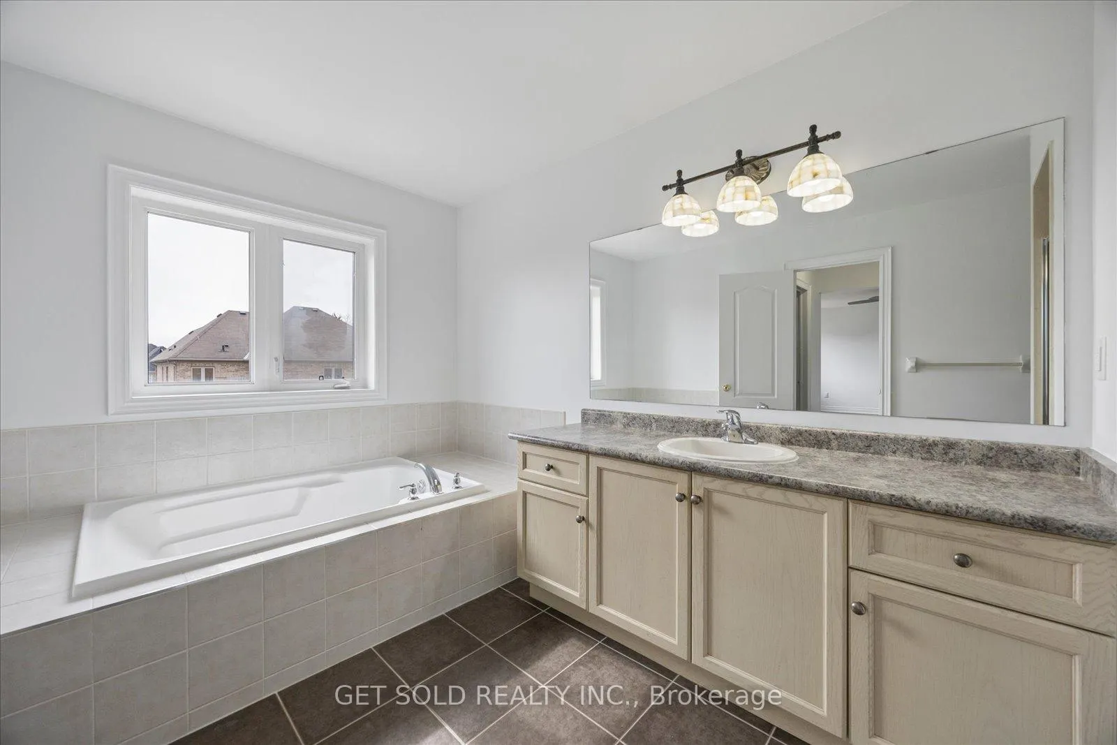 Photo 29 of 11 Maybeck Drive, Brampton, Credit Valley — HOMEH