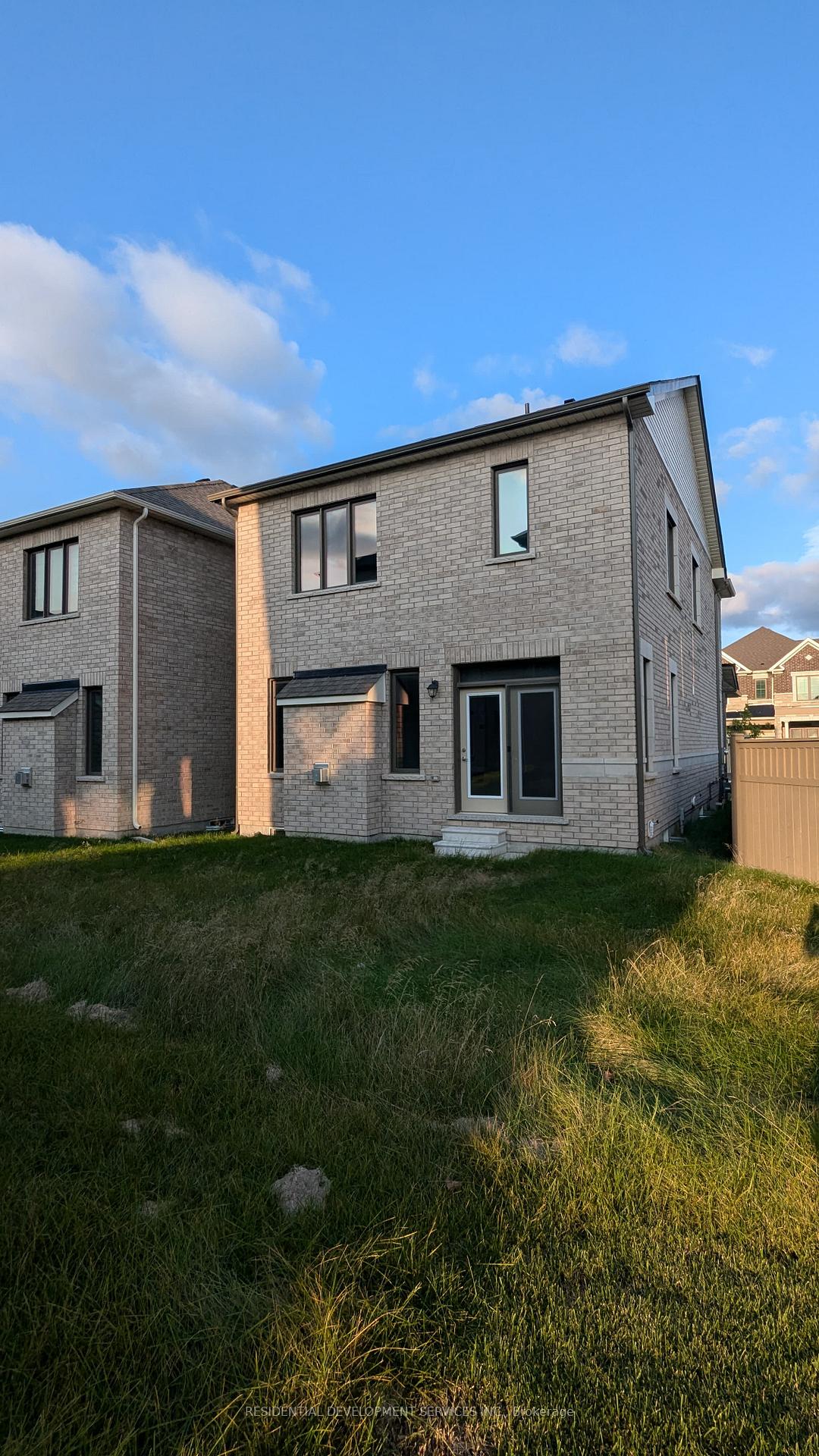 Photo 2 of 12 Eberly Woods Drive, Markham, Victoria Square — HOMEH