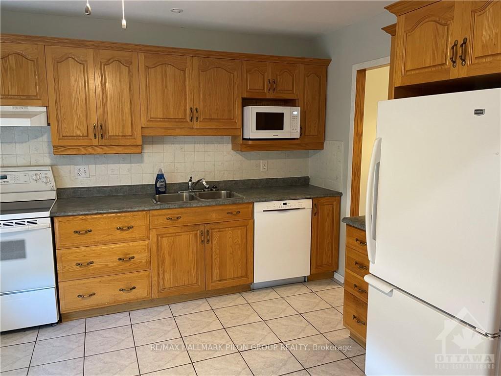 Photo 4 of 1606 Grey Nuns Drive, Ottawa, Convent Glen South — HOMEH