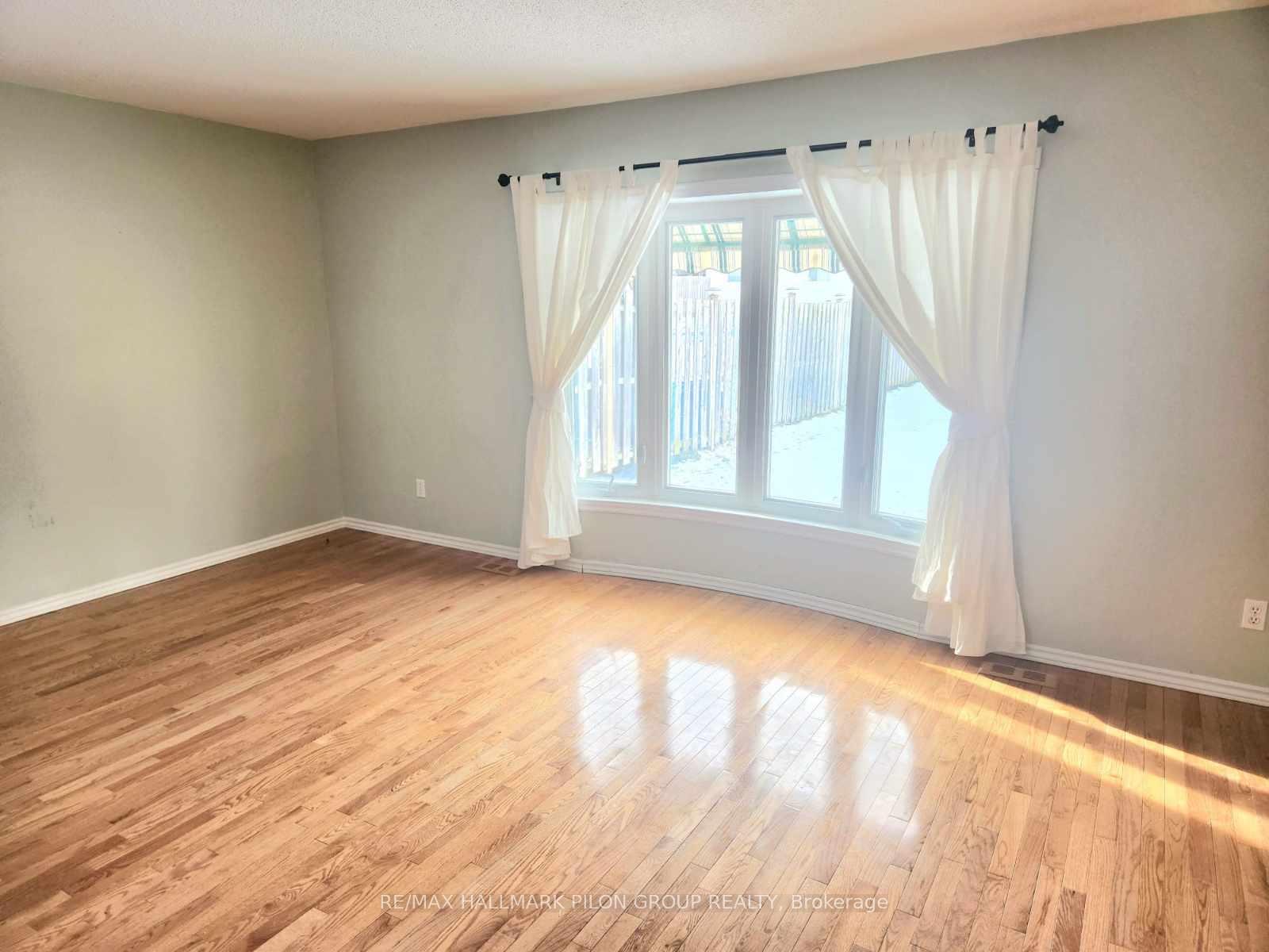 Photo 5 of 1606 Grey Nuns Drive, Ottawa, Convent Glen South — HOMEH
