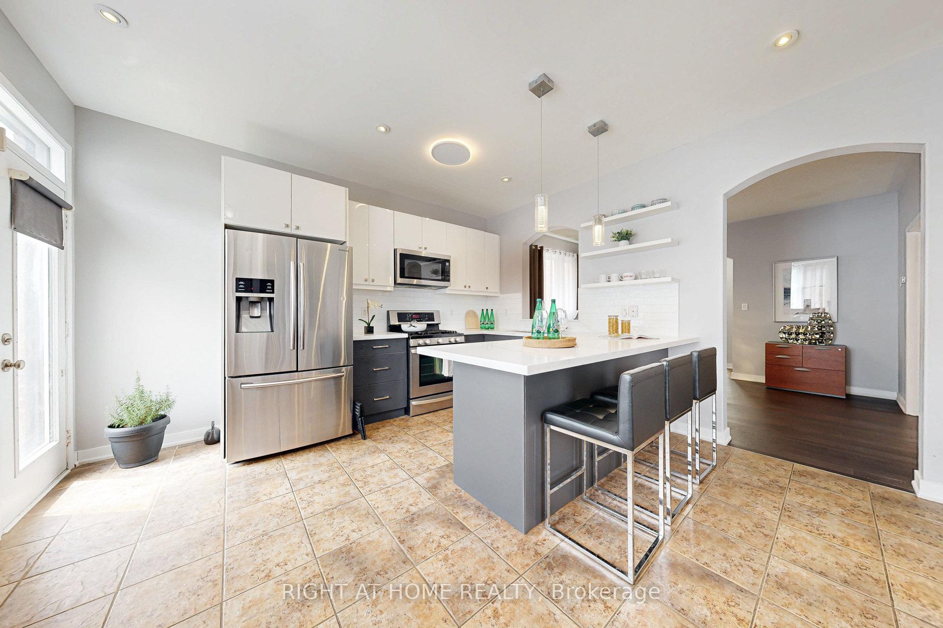 Photo 4 of 686 Bolingbroke Drive, Milton, Coates — HOMEH