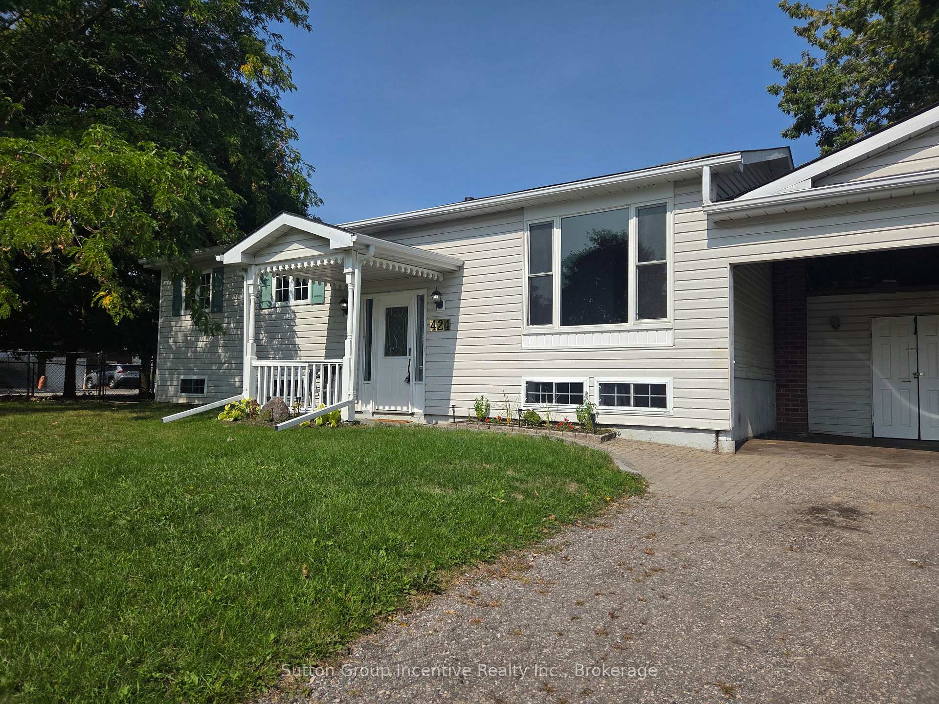 Photo 2 of 424 Raymond Avenue, Orillia — HOMEH