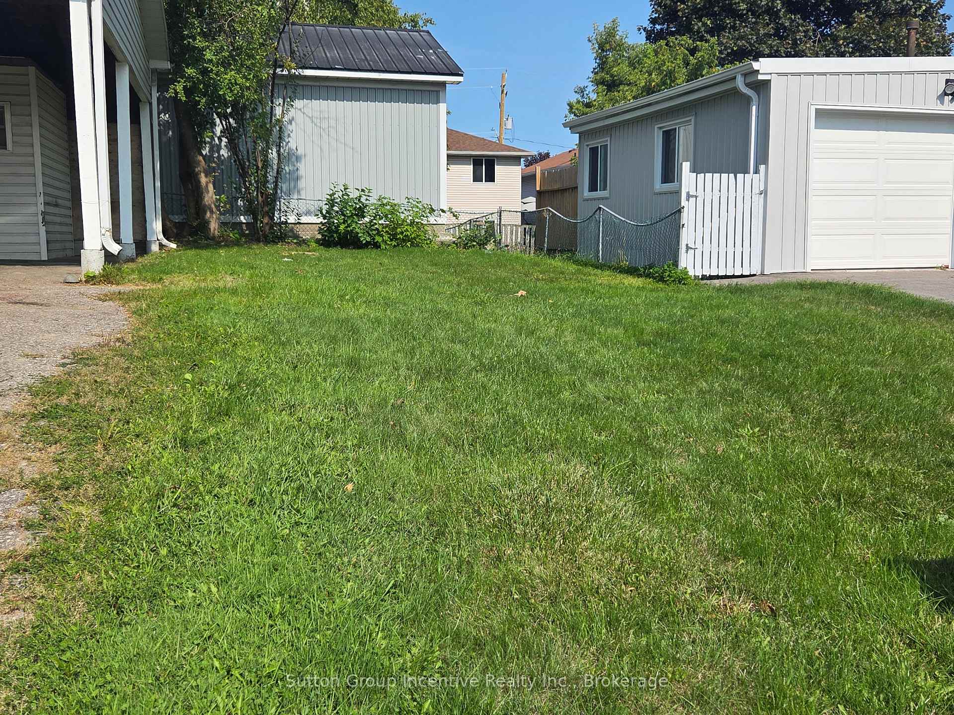 Photo 3 of 424 Raymond Avenue, Orillia — HOMEH