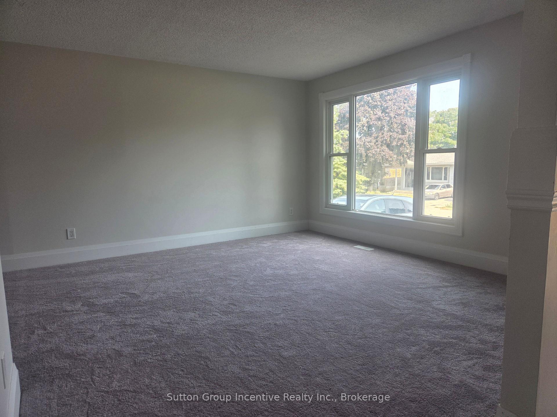 Photo 8 of 424 Raymond Avenue, Orillia — HOMEH