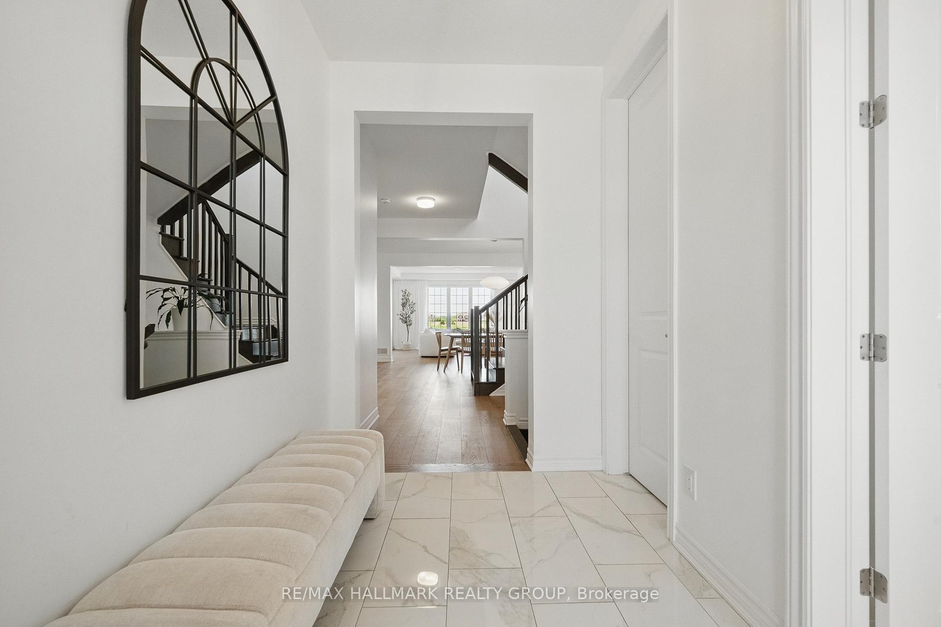 Photo 3 of 824 Henslow's Circle, Ottawa, Avalon West — HOMEH