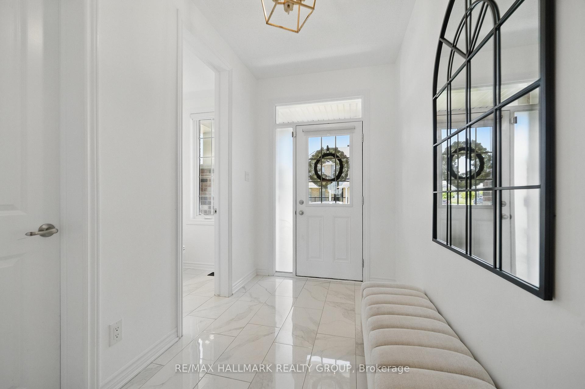 Photo 4 of 824 Henslow's Circle, Ottawa, Avalon West — HOMEH