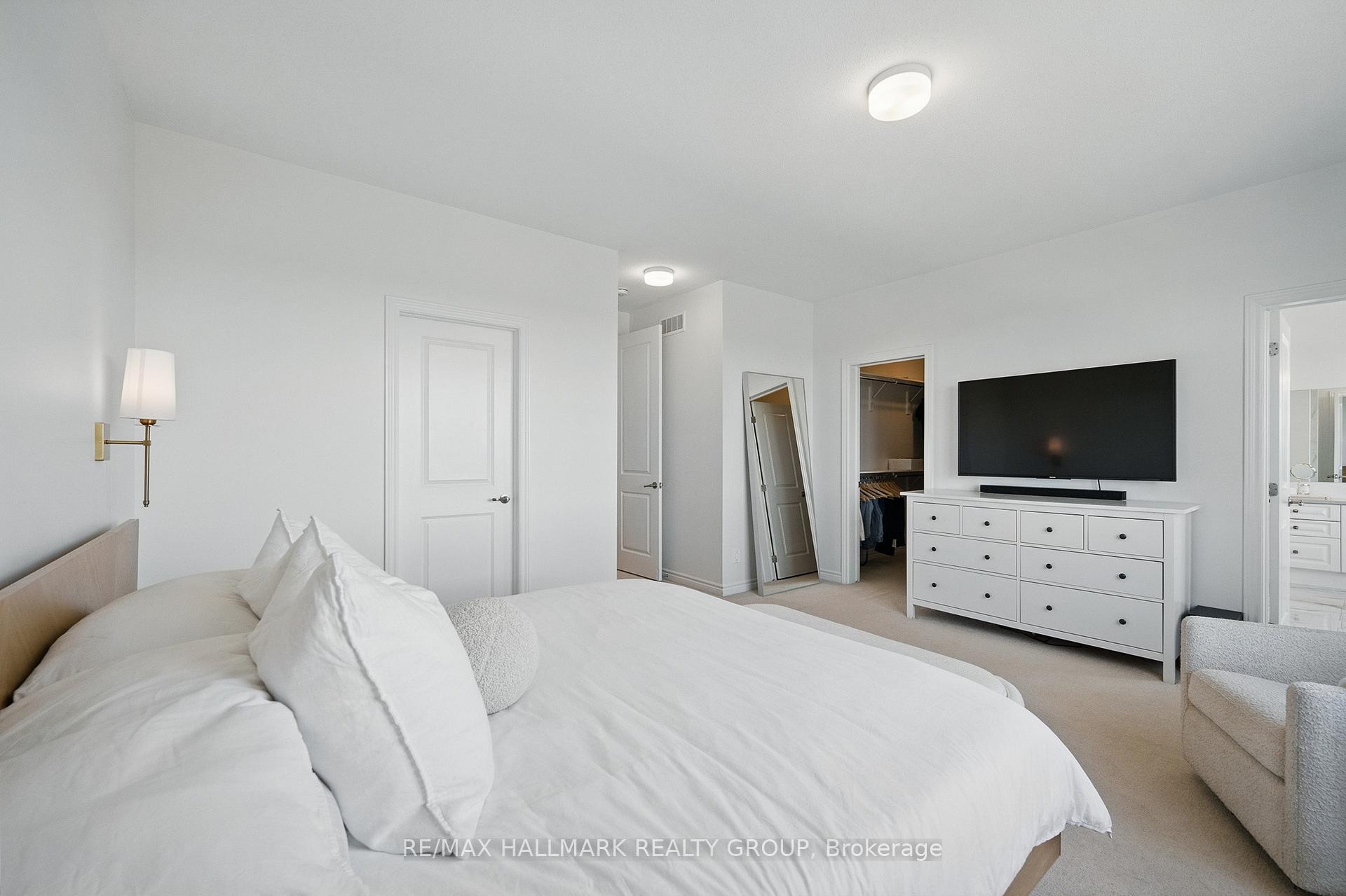 Photo 21 of 824 Henslow's Circle, Ottawa, Avalon West — HOMEH