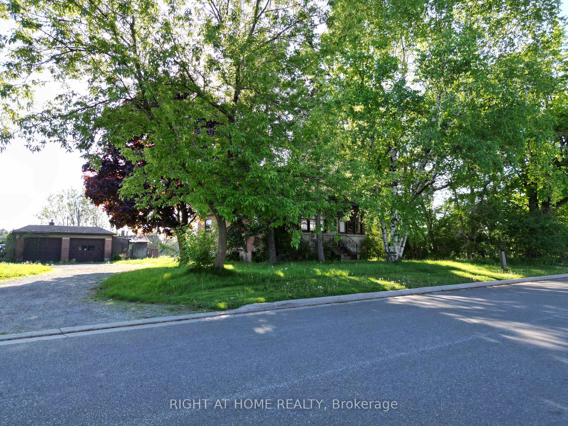 Photo 9 of 1300 Northbrook Street, Oshawa, Centennial — HOMEH