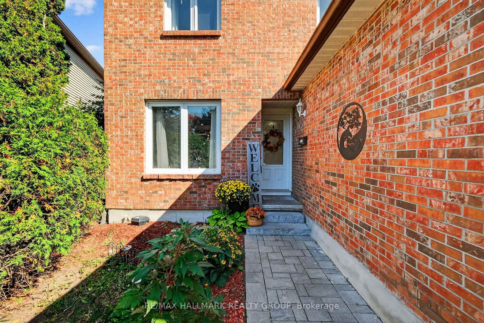 Photo 2 of 1821 Brousseau Crescent, Ottawa, Chateauneuf — HOMEH