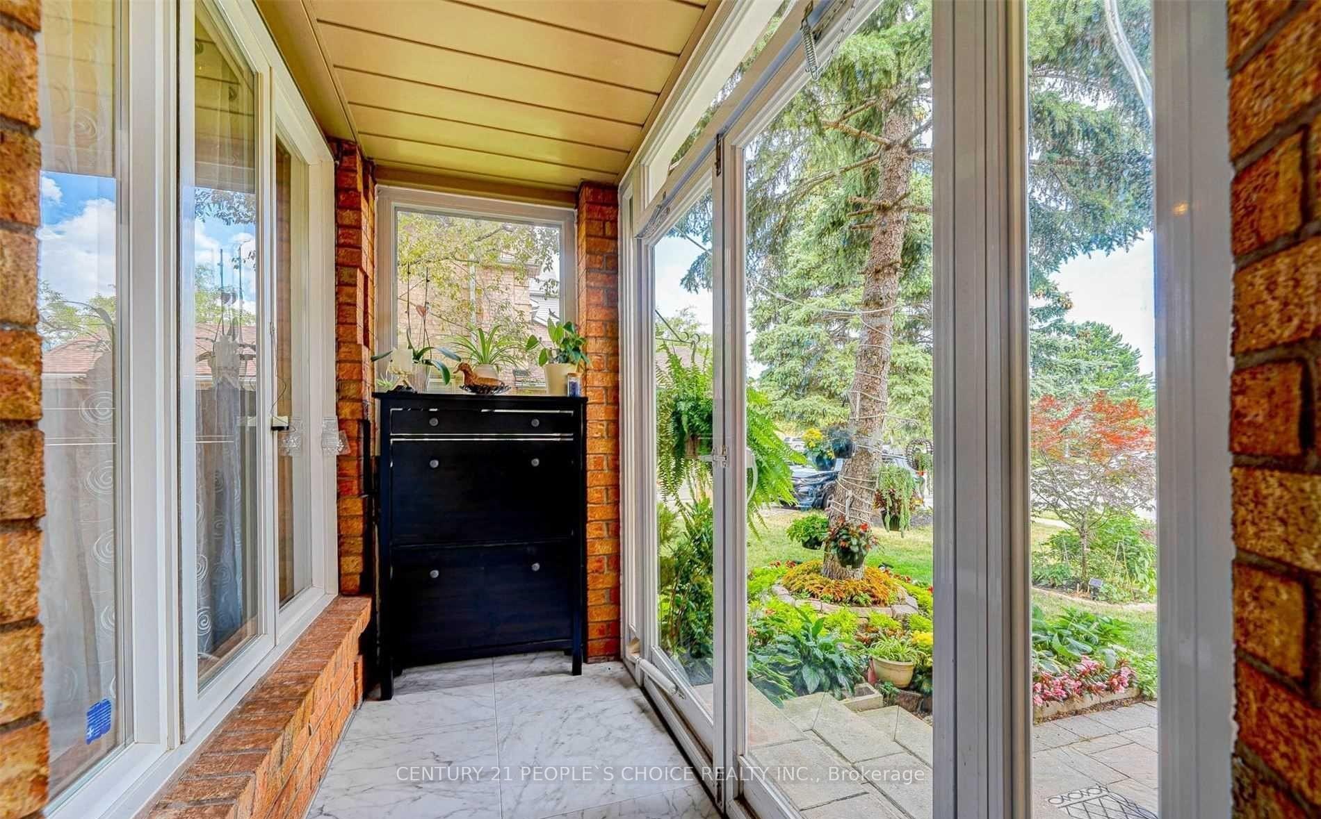 Photo 3 of 1162 Leewood Drive, Oakville, Glen Abbey — HOMEH