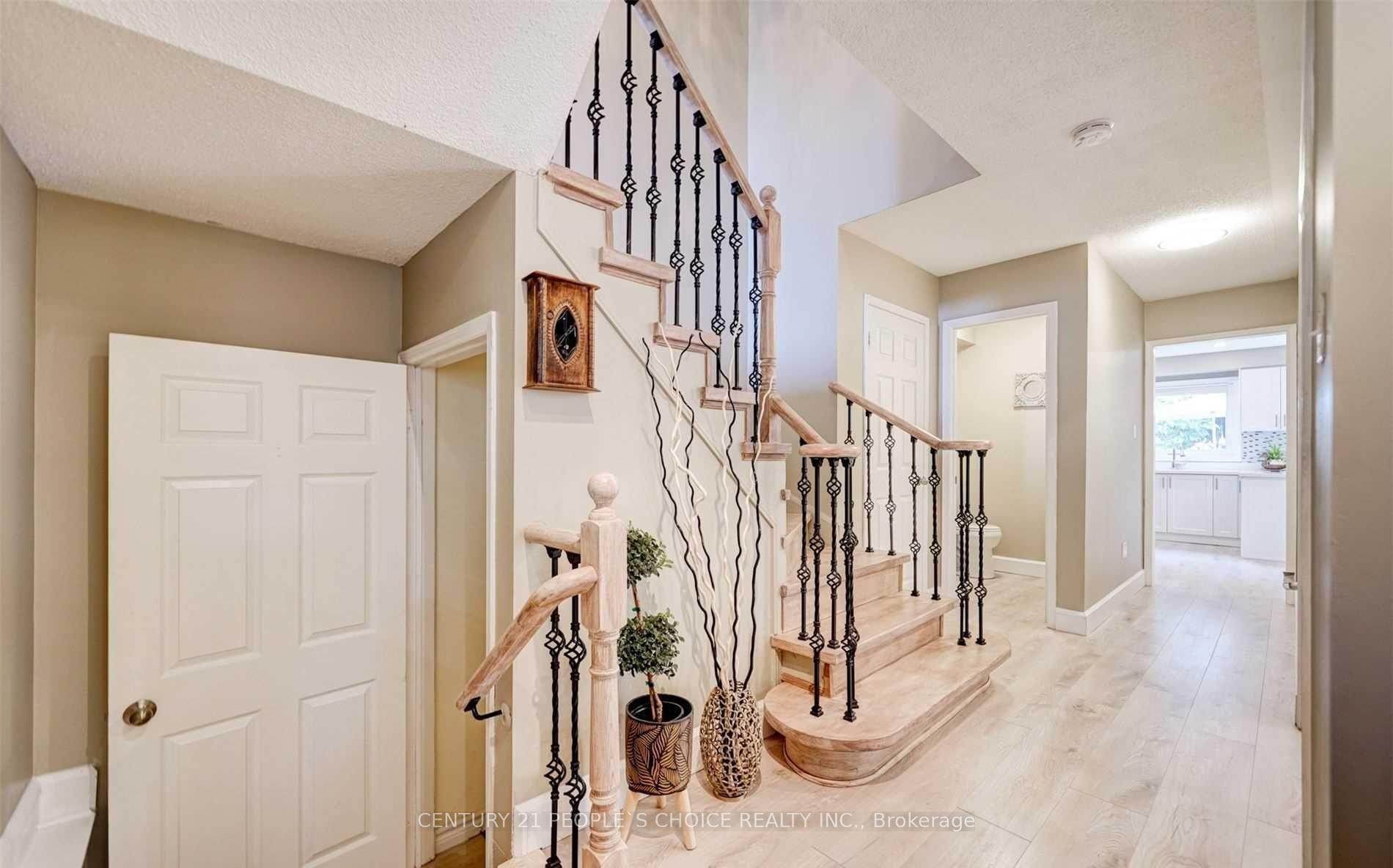 Photo 4 of 1162 Leewood Drive, Oakville, Glen Abbey — HOMEH