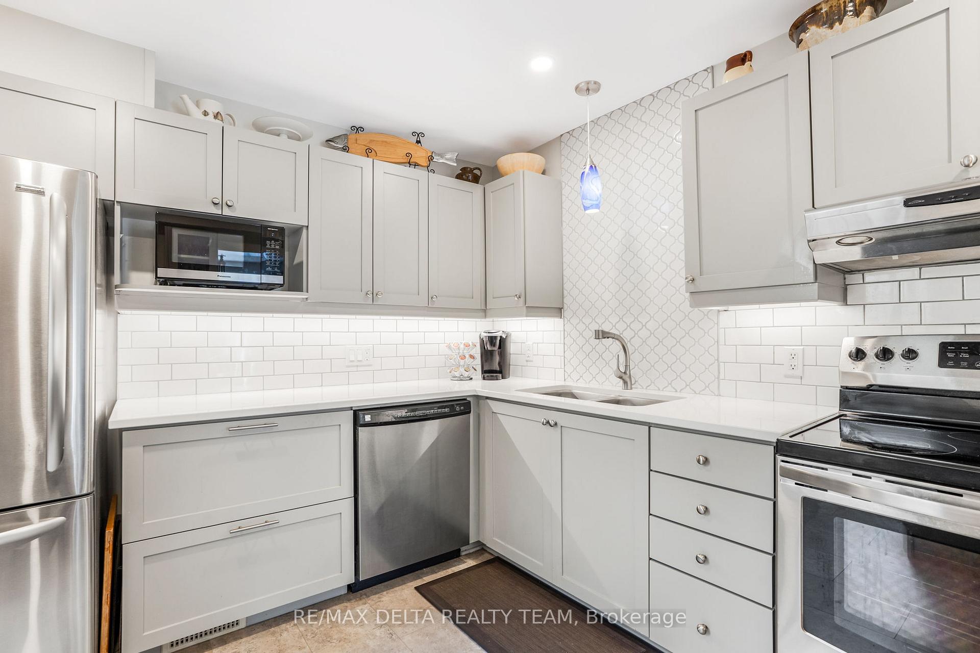 Photo 10 of 6320 Sablewood Place, Ottawa, Chapel Hill — HOMEH