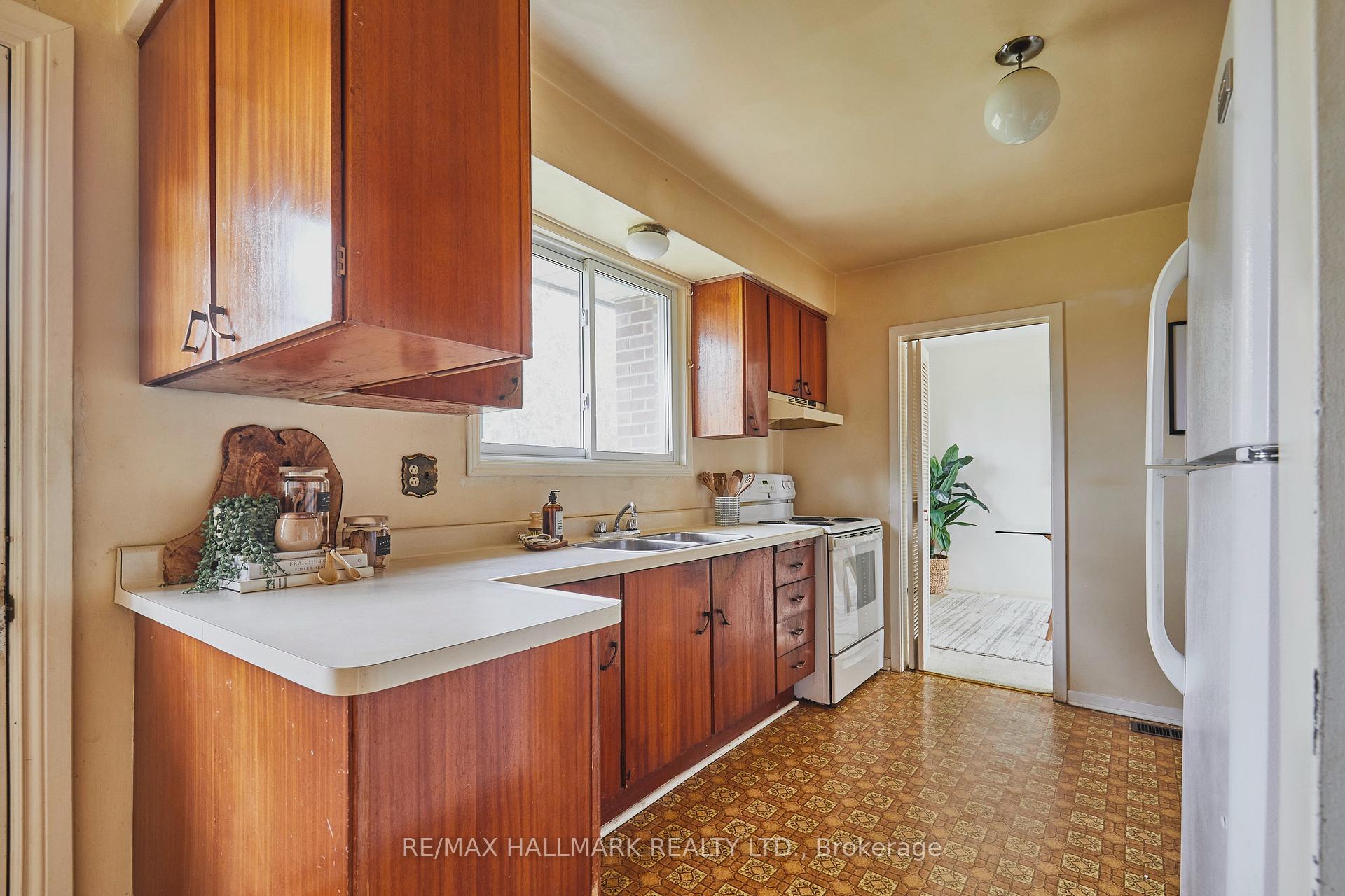 Photo 6 of 170 Orchard View Boulevard, Oshawa, Centennial — HOMEH