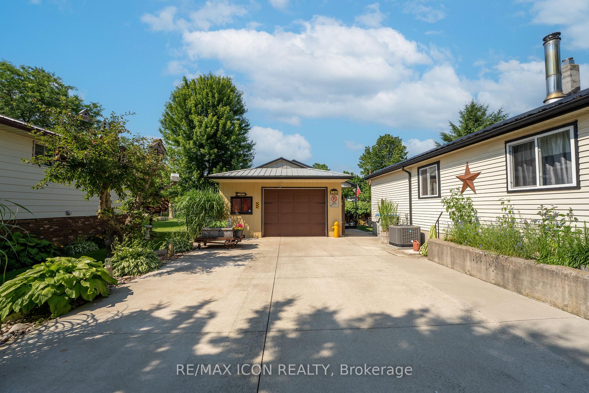 Photo 3 of 258 Anna Street S, North Middlesex, Parkhill — HOMEH