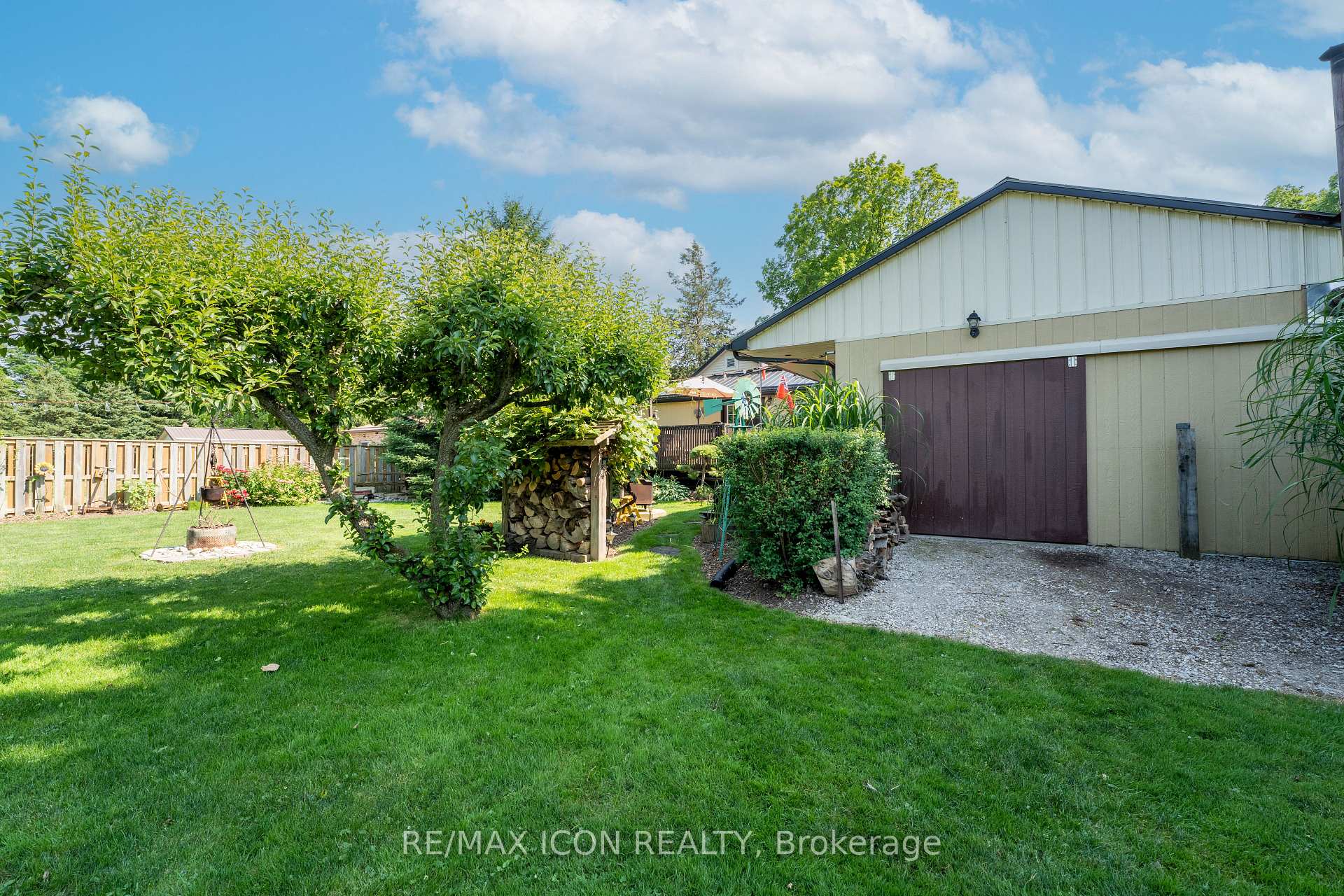 Photo 4 of 258 Anna Street S, North Middlesex, Parkhill — HOMEH