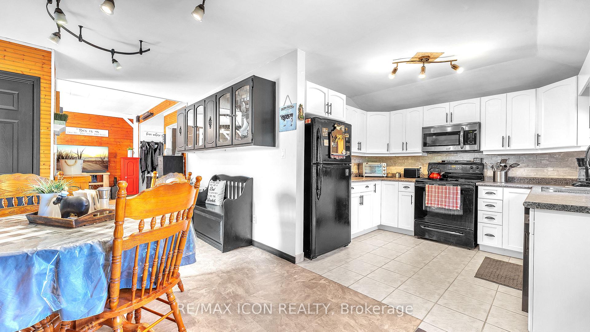 Photo 11 of 258 Anna Street S, North Middlesex, Parkhill — HOMEH