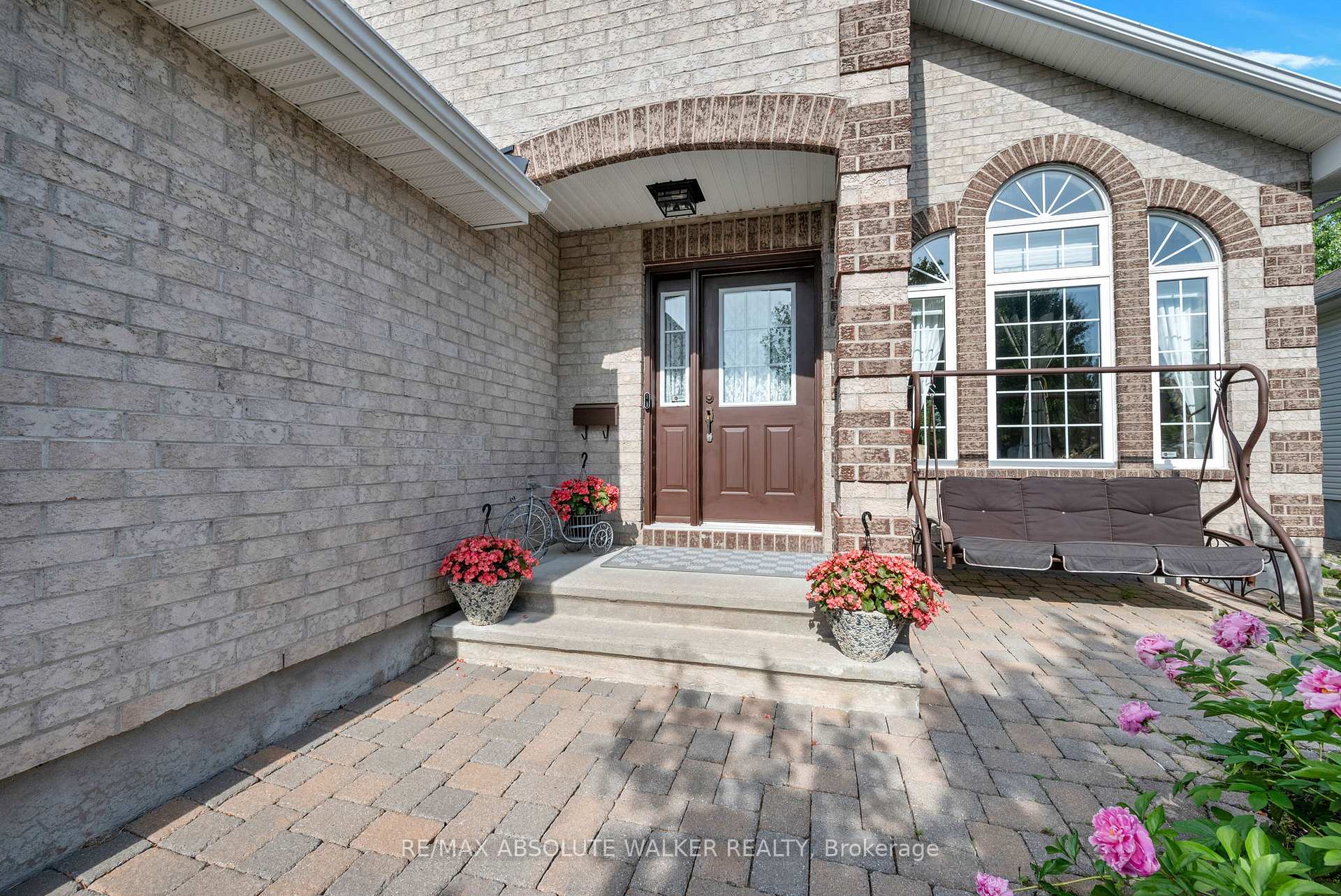 Photo 3 of 1867 Springridge Drive, Ottawa, Springridge/East Village — HOMEH