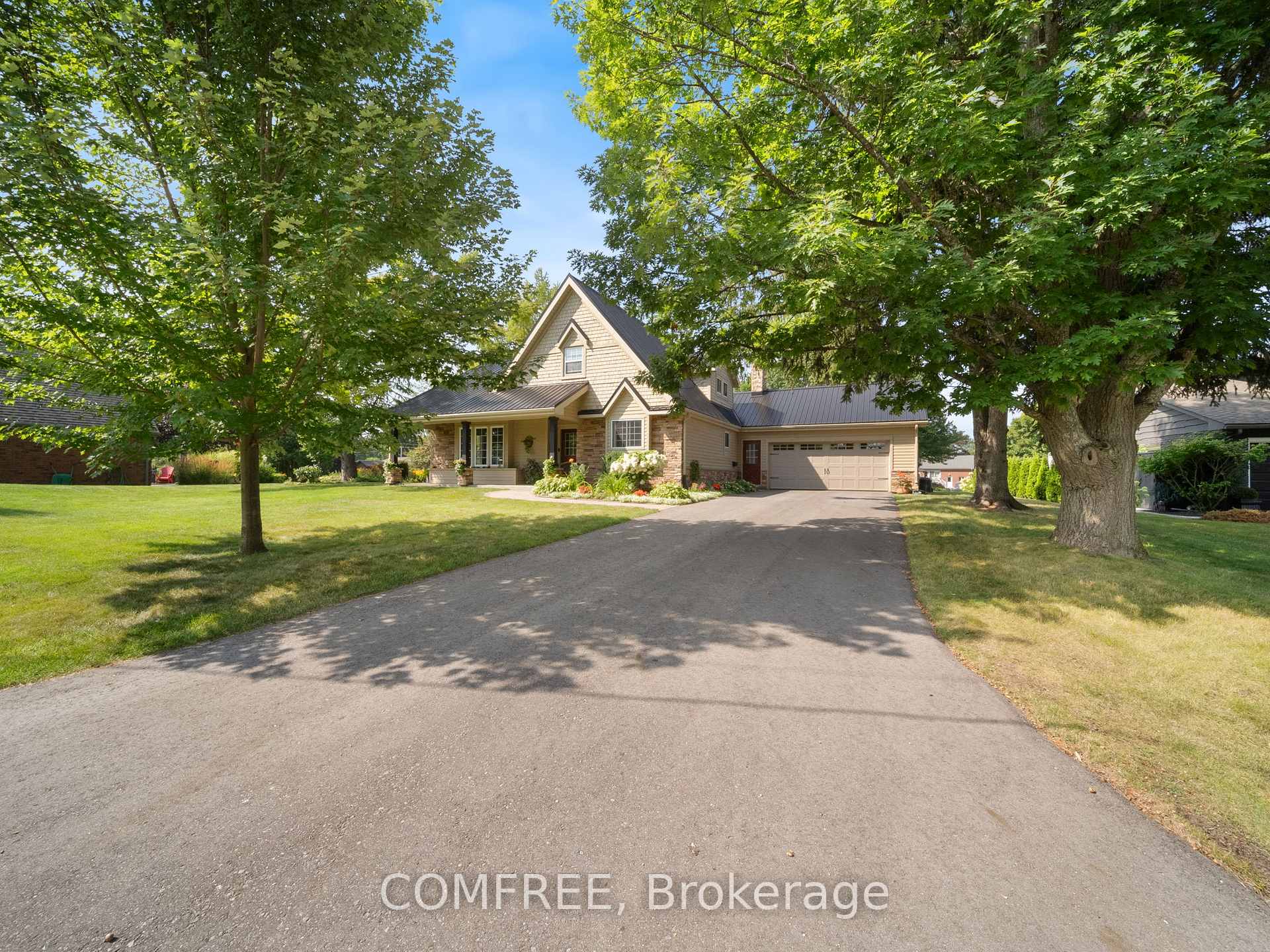 Photo 2 of 684 Glen Crescent, Orillia — HOMEH