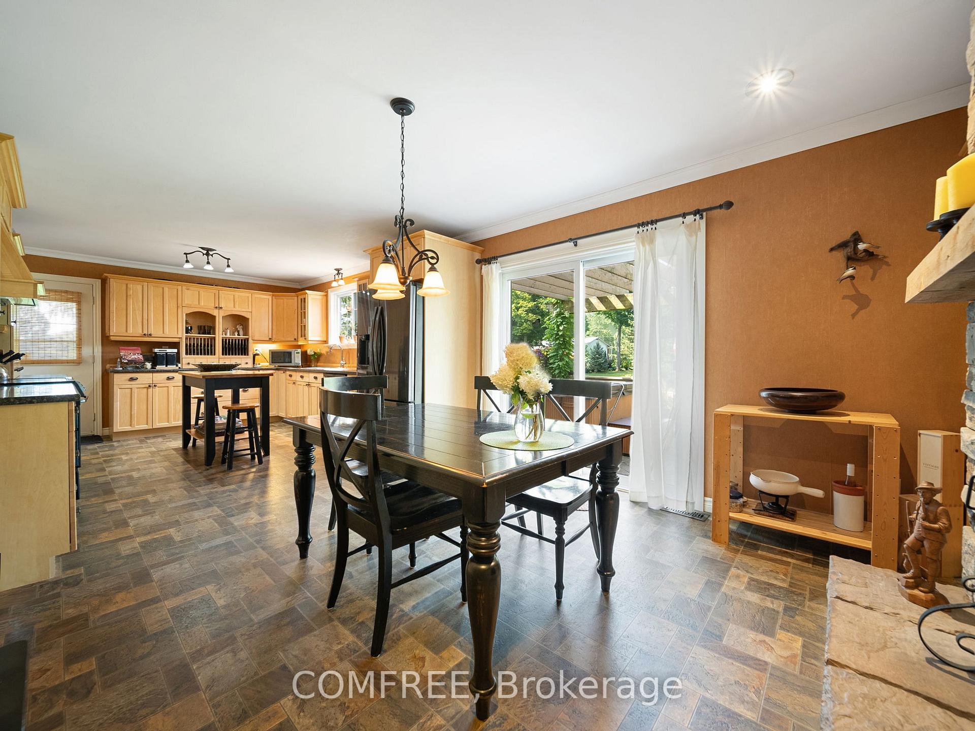 Photo 4 of 684 Glen Crescent, Orillia — HOMEH