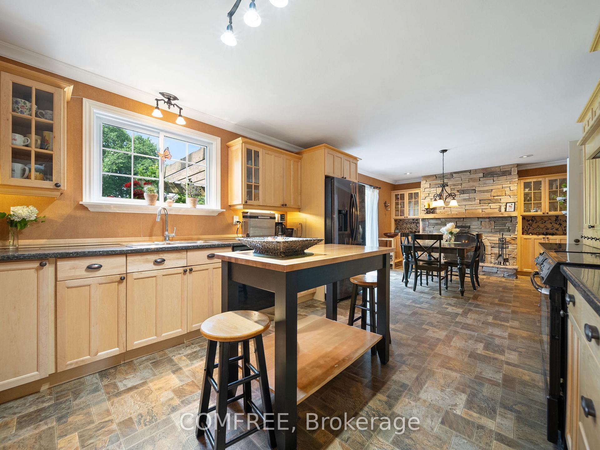Photo 6 of 684 Glen Crescent, Orillia — HOMEH