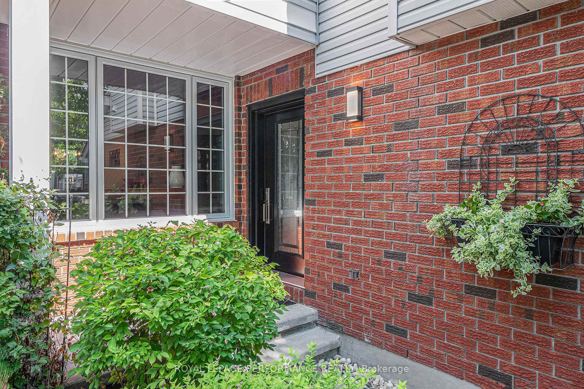 Photo 3 of 887 Bideford Street, Ottawa, Fallingbrook/Ridgemount — HOMEH