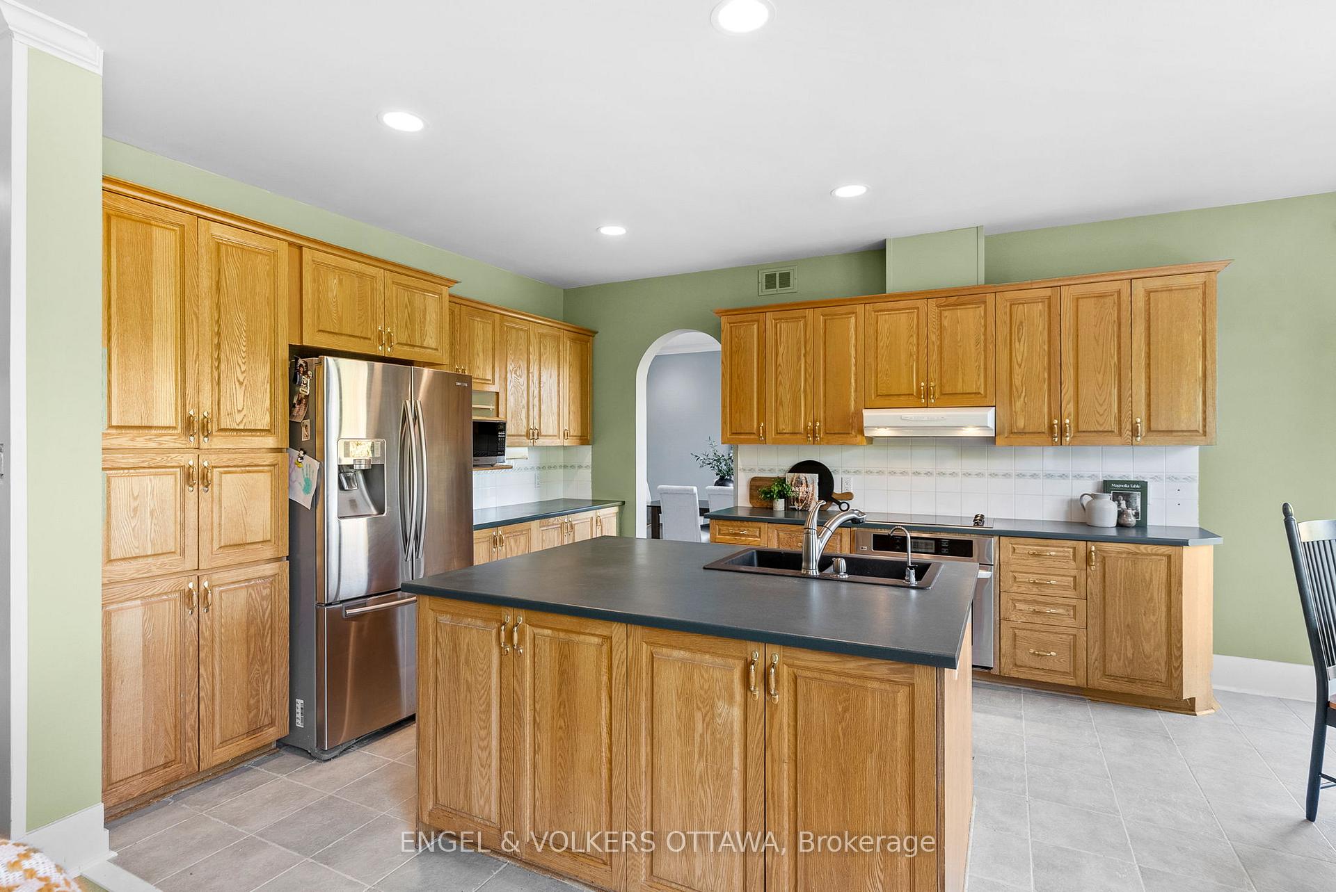 Photo 12 of 2139 Blue Willow Crescent, Ottawa, Chapel Hill South - Orleans Village — HOMEH