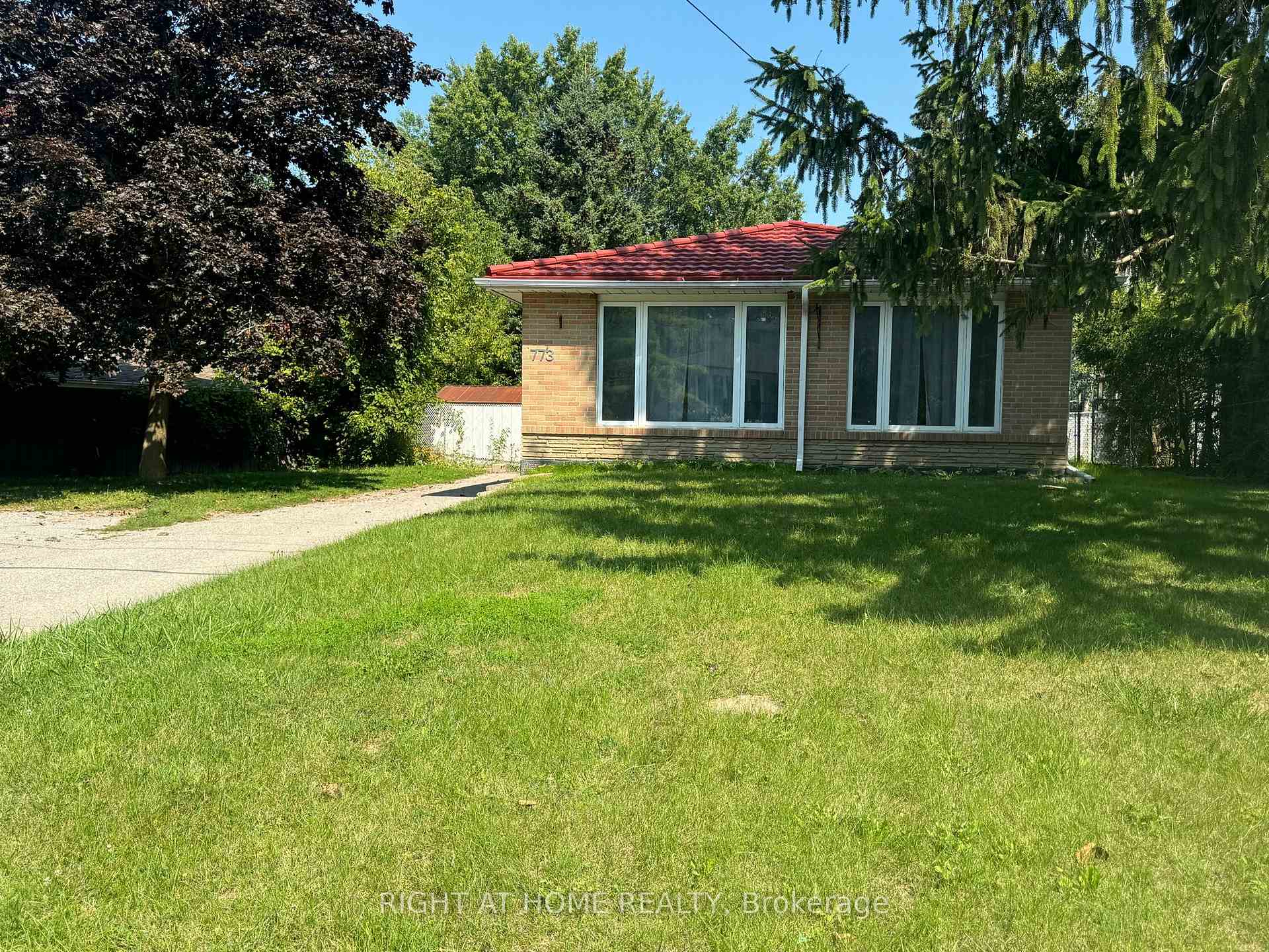 Photo 2 of 773 Elgin Street, Newmarket, Huron Heights-Leslie Valley — HOMEH
