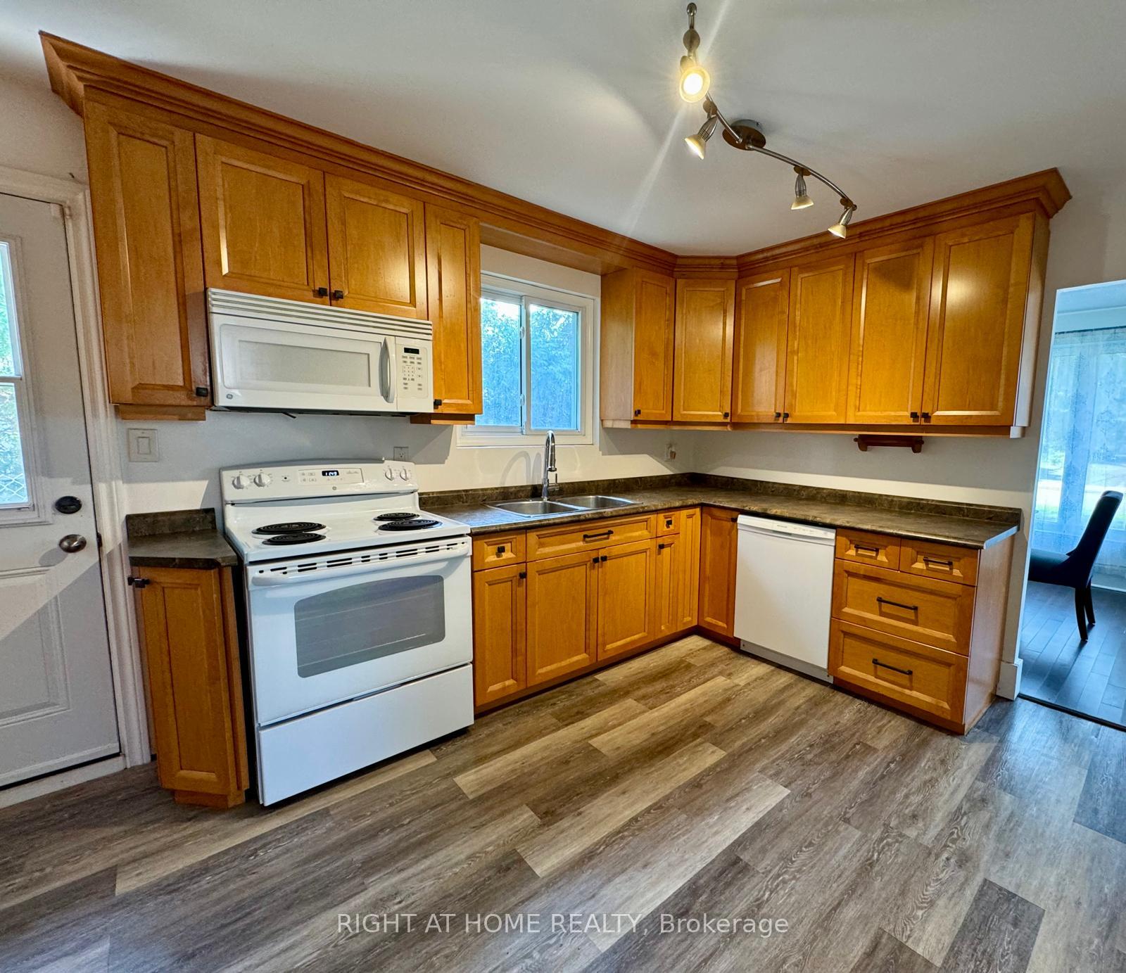 Photo 11 of 773 Elgin Street, Newmarket, Huron Heights-Leslie Valley — HOMEH