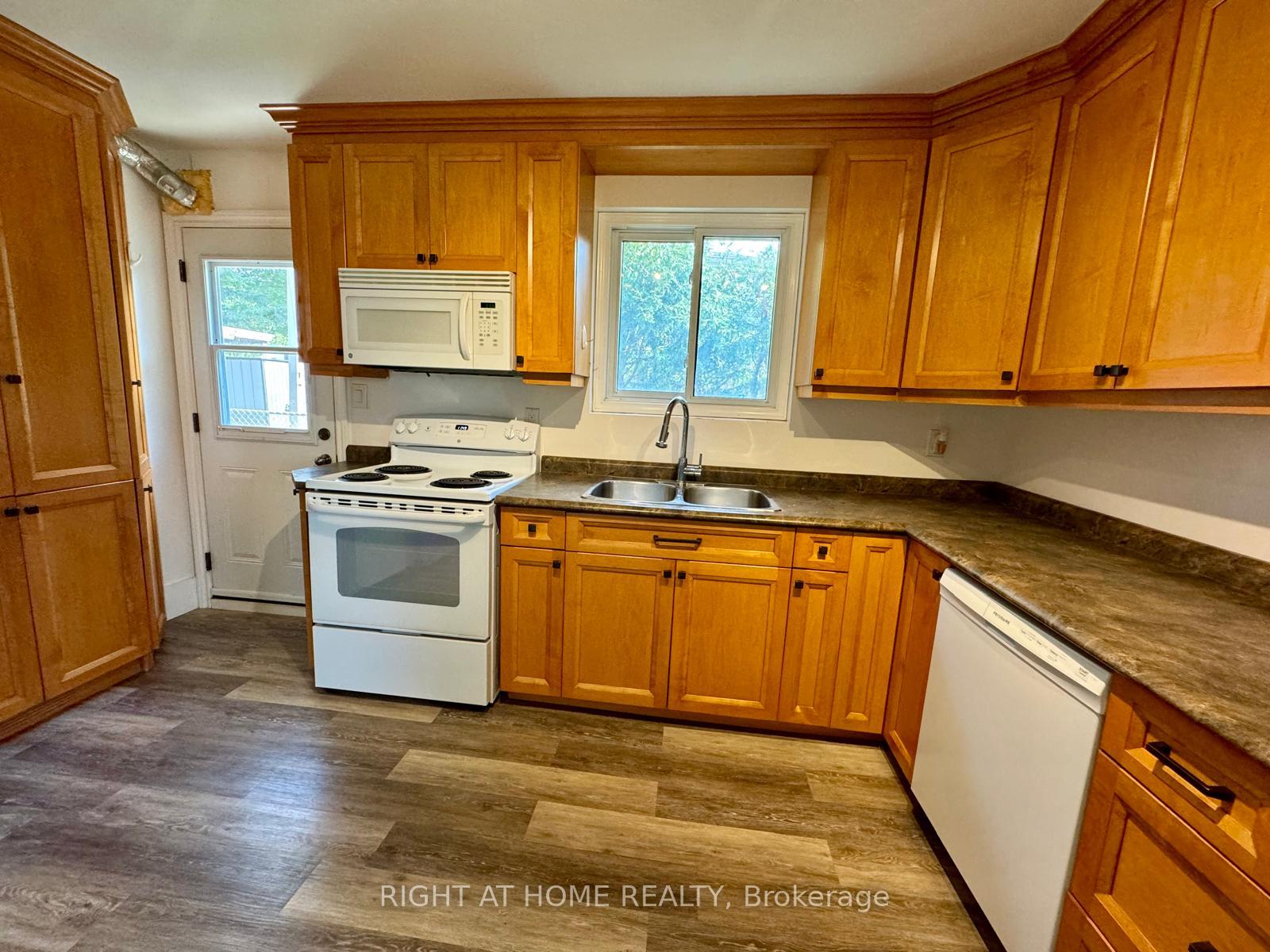 Photo 12 of 773 Elgin Street, Newmarket, Huron Heights-Leslie Valley — HOMEH