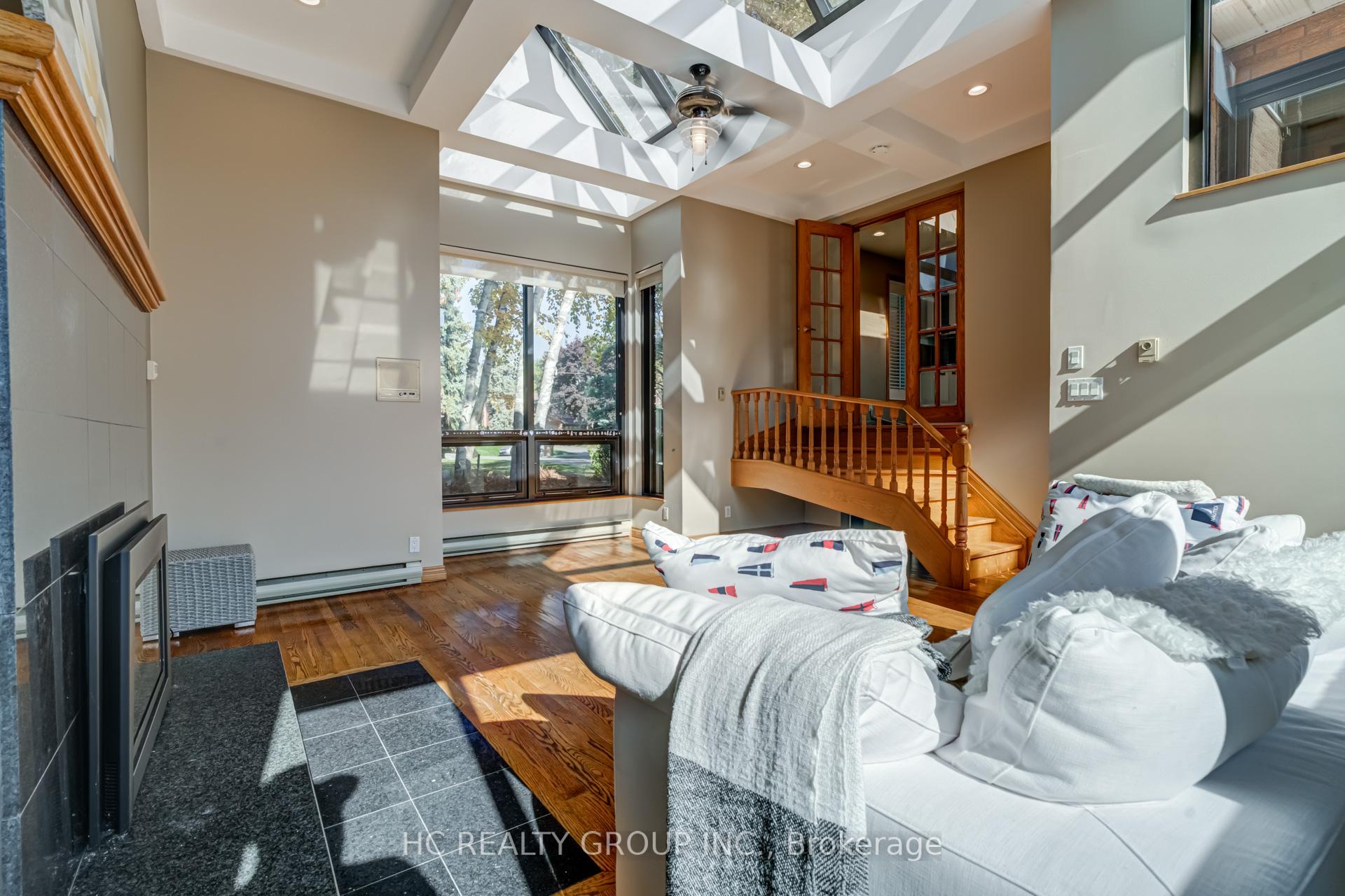Photo 11 of 23 East Drive, Markham, Unionville — HOMEH