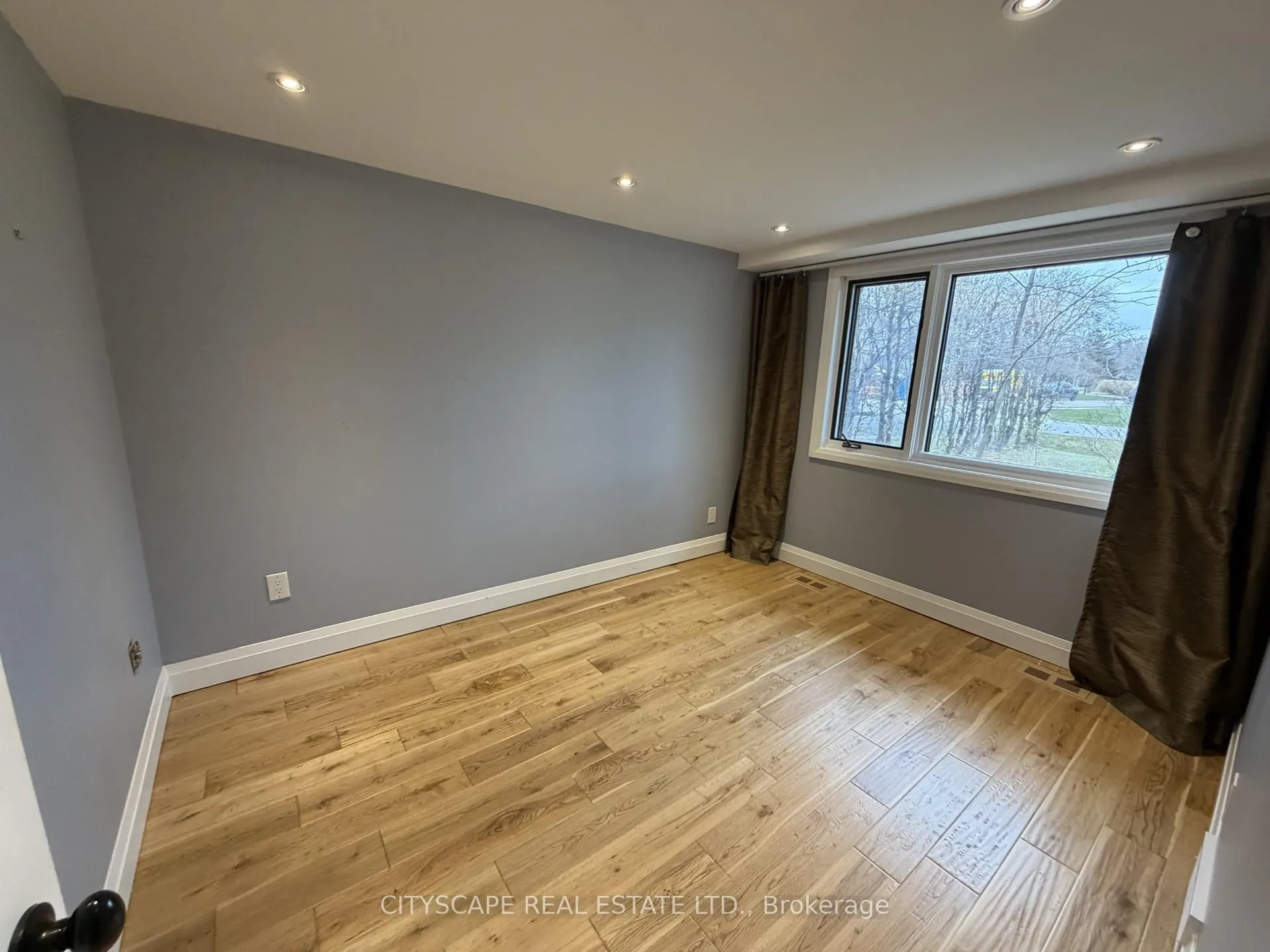 Photo 3 of 623 Trafford Crescent, Oakville, West — HOMEH