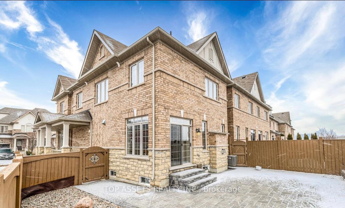 Photo 3 of 84 Living Crescent, Markham, Victoria Square — HOMEH