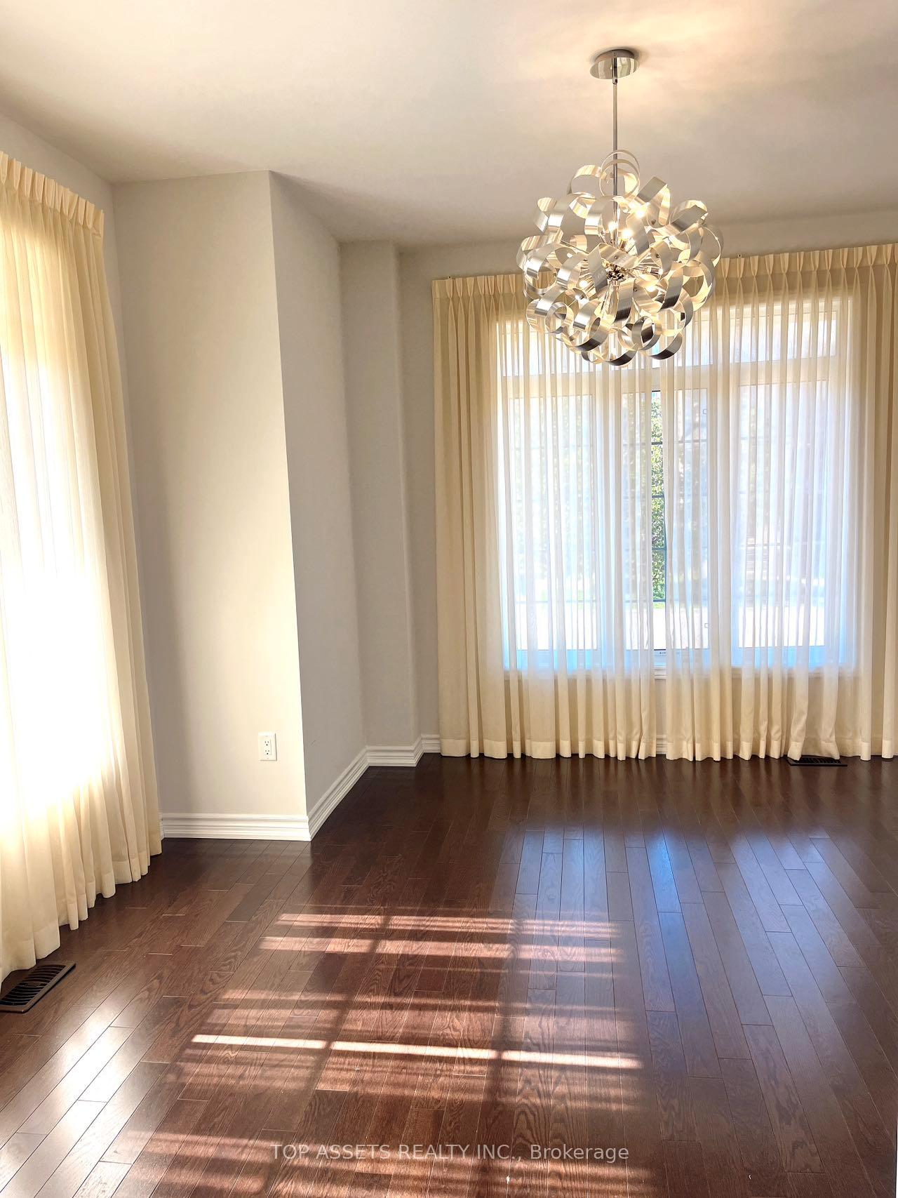 Photo 4 of 84 Living Crescent, Markham, Victoria Square — HOMEH