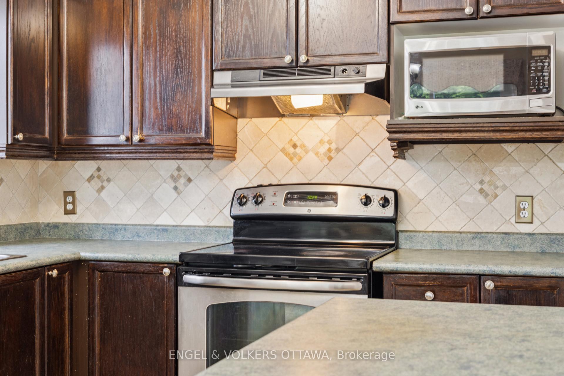 Photo 16 of 2213 Noblewood Way, Ottawa, Chapel Hill South - Orleans Village — HOMEH